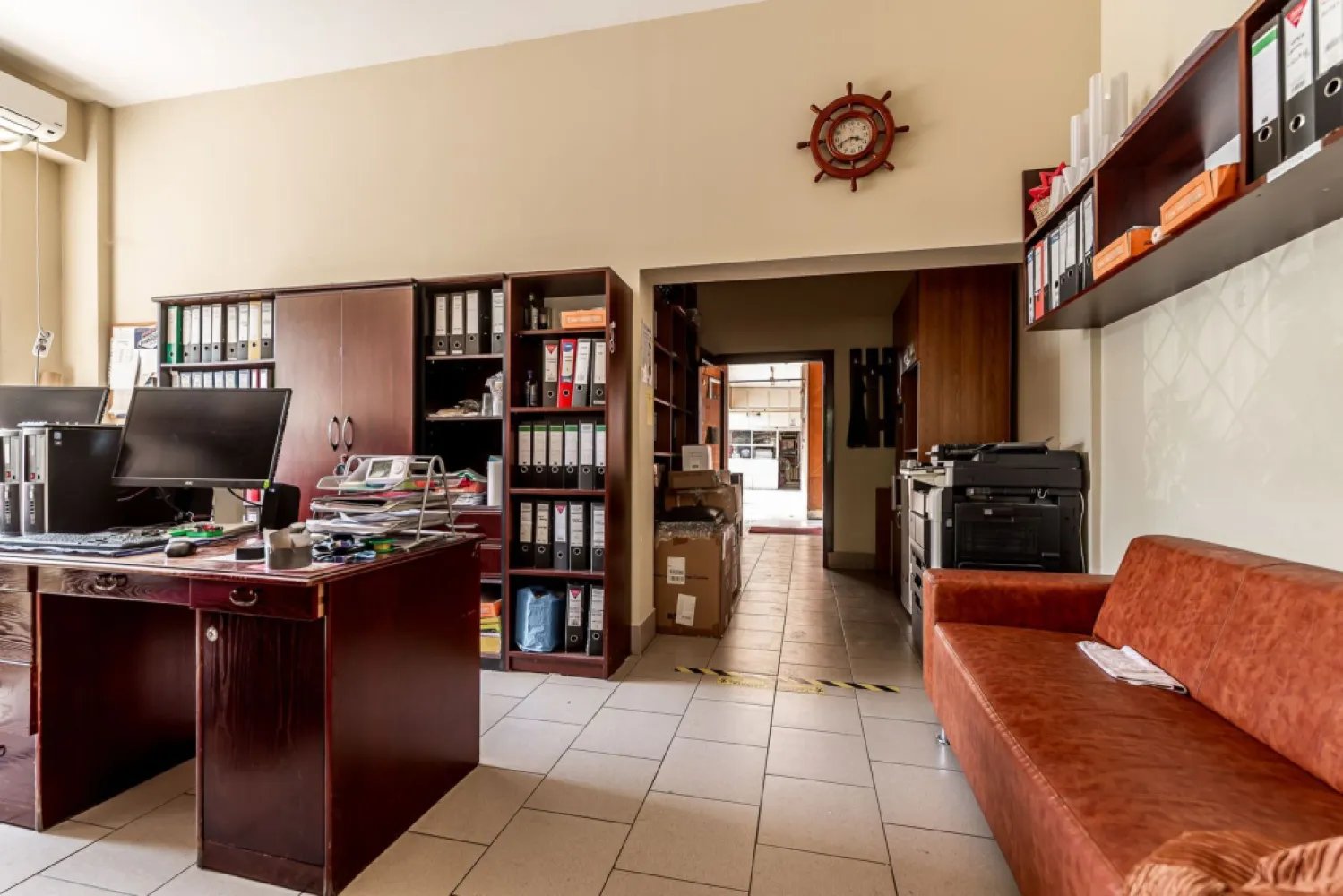 Spațiu comercial 435 mp în Micălaca – Strada General Gheorghe Magheru - Cu o suprafață construită de 435 mp, proprietatea este ideală pentru activități medicale, laboratoare, clinici, centre de recuperare, sedii de firmă, showroom-uri sau alte activități comerciale și de servicii.

Unul dintre principalele avantaje este vitrina stradală de aproximativ 13 metri liniari, care oferă vizibilitate excelentă.

Compartimentare:
 • 5 încăperi;
 • 2 grupuri sanitare;
 • acces din două părți, facilitând organizarea fluxului de clienți și personal;
 • compartimentare flexibilă, ce poate fi adaptată în funcție de necesitățile viitorului proprietar.

Avantaje:
 • poziționare foarte bună în cartierul Micălaca;
 • în imediata apropiere de Genesys și Universitatea „Aurel Vlaicu”;
 • vitrină stradală de 20 ml;
 • spațiu versatil, potrivit pentru multiple domenii de activitate;
 • acces facil și vizibilitate excelentă.

Preț: 399.000 €

Pentru informații suplimentare și programarea unei vizionări, vă stau la dispoziție.
Andreea Szuchanszki - 0742 267 773