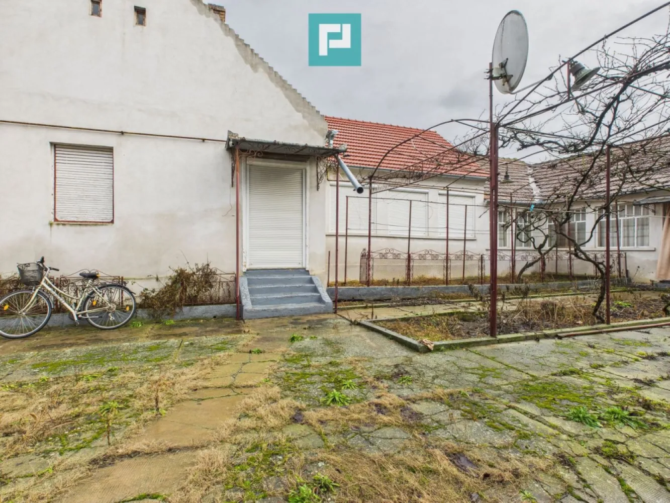 Casă cu 4 camere în Nădab - Se oferă spre vânzare casă situată în localitatea Nadab, cu suprafață utilă de 150 mp și teren de 1.473 mp. Imobilul este format din două corpuri unite:

partea din față construită din cărămidă și văiugă, cu fundație de beton

partea din spate construită din beton

Casa este compartimentată în 4 camere, bucătărie și baie.

Acoperișul este nou, iar încălzirea se face pe gaz, cu teracote.
Imobilul este racordat la toate utilitățile: curent electric, apă, canalizare și gaz.

Curtea generoasă oferă multiple posibilități de utilizare și amenajare.

Agenți imobiliari:

Szekeres Carol
Telefon: 0729 966 649
Email: carol.szekeres@propertylab.ro

Cristina Sipea
Telefon: 0741 688 040
Email: cristina.sipea@propertylab.ro
CP2892468