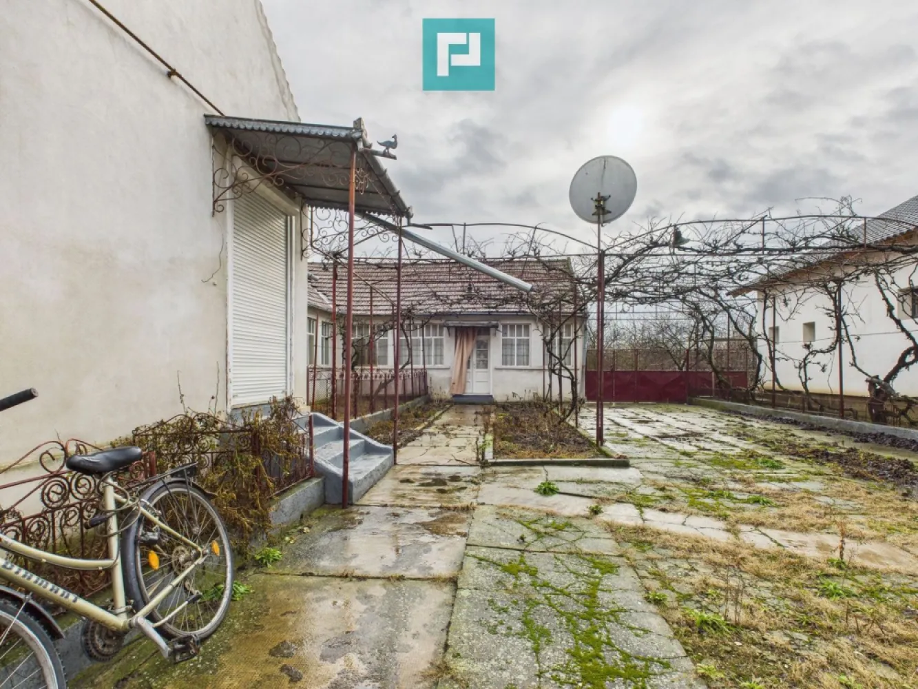 Casă cu 4 camere în Nădab - Se oferă spre vânzare casă situată în localitatea Nadab, cu suprafață utilă de 150 mp și teren de 1.473 mp. Imobilul este format din două corpuri unite:

partea din față construită din cărămidă și văiugă, cu fundație de beton

partea din spate construită din beton

Casa este compartimentată în 4 camere, bucătărie și baie.

Acoperișul este nou, iar încălzirea se face pe gaz, cu teracote.
Imobilul este racordat la toate utilitățile: curent electric, apă, canalizare și gaz.

Curtea generoasă oferă multiple posibilități de utilizare și amenajare.

Agenți imobiliari:

Szekeres Carol
Telefon: 0729 966 649
Email: carol.szekeres@propertylab.ro

Cristina Sipea
Telefon: 0741 688 040
Email: cristina.sipea@propertylab.ro
CP2892468