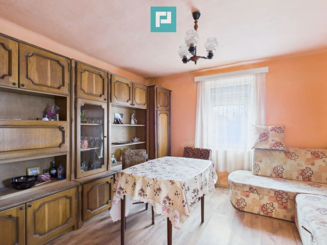 Casă cu 4 camere în Nădab - Se oferă spre vânzare casă situată în localitatea Nadab, cu suprafață utilă de 150 mp și teren de 1.473 mp. Imobilul este format din două corpuri unite:

partea din față construită din cărămidă și văiugă, cu fundație de beton

partea din spate construită din beton

Casa este compartimentată în 4 camere, bucătărie și baie.

Acoperișul este nou, iar încălzirea se face pe gaz, cu teracote.
Imobilul este racordat la toate utilitățile: curent electric, apă, canalizare și gaz.

Curtea generoasă oferă multiple posibilități de utilizare și amenajare.

Agenți imobiliari:

Szekeres Carol
Telefon: 0729 966 649
Email: carol.szekeres@propertylab.ro

Cristina Sipea
Telefon: 0741 688 040
Email: cristina.sipea@propertylab.ro
CP2892468
