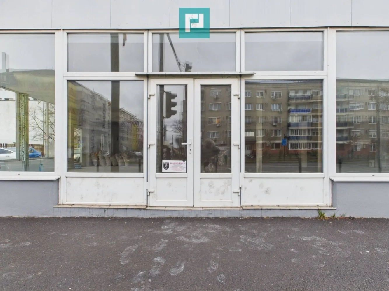 Spațiu comercial 200mp + 90mp mansarda - Cantemir - Spațiu comercial 200 mp open space + mansardă 90 mp | Vad excelent | Bd. Cantemir | Vanzari

Spațiu comercial versatil, cu vizibilitate foarte bună la bulevard, amplasat în zona Cantemir, potrivit pentru o gamă largă de activități comerciale și profesionale. Configurația open space permite amenajare flexibilă, adaptată exact cerințelor chiriașului sau investitorului. Spațiul are PUZ de P+2+Etaj retras.

Date principale

Suprafață parter: 200 mp open space

Mansardă: 90 mp – utilizabilă

Suprafață totală utilă: 290 mp

Zonă cu trafic și expunere bună la bulevard

Acces facil și poziționare comercială solidă

Compartimentare și utilizare

Parter open space – ușor de configurat

Mansardă ideală pentru:

depozit

arhivă

birouri

zonă administrativă

activități conexe

Destinații potrivite

Spațiul este pretabil pentru aproape orice tip de activitate:

magazin retail/showroom

clinică / servicii medicale

birouri firmă

sală fitness / studio antrenamente

centru servicii

after-school / training

activități comerciale mixte

Condiții financiare

Preț vânzare: 299.500 € – negociabil

Chirie: 1.950 € / lună – negociabil

Avantaje cheie

✔ Suprafață mare, ușor adaptabilă
✔ Open space – flexibilitate totală de amenajare
✔ Mansardă funcțională inclusă
✔ Vizibilitate la bulevard – expunere comercială reală
✔ Potrivit atât pentru utilizare proprie, cât și pentru investiție

Pentru detalii tehnice, schițe și programare vizionare, contact direct. Spațiul permite o implementare rapidă pentru majoritatea conceptelor de business.

Ramon Morar - Consultant Imobiliar
Telefon - +40 771 796 288
Email - ramon.morar@propertylab.ro
COD - CP2891209