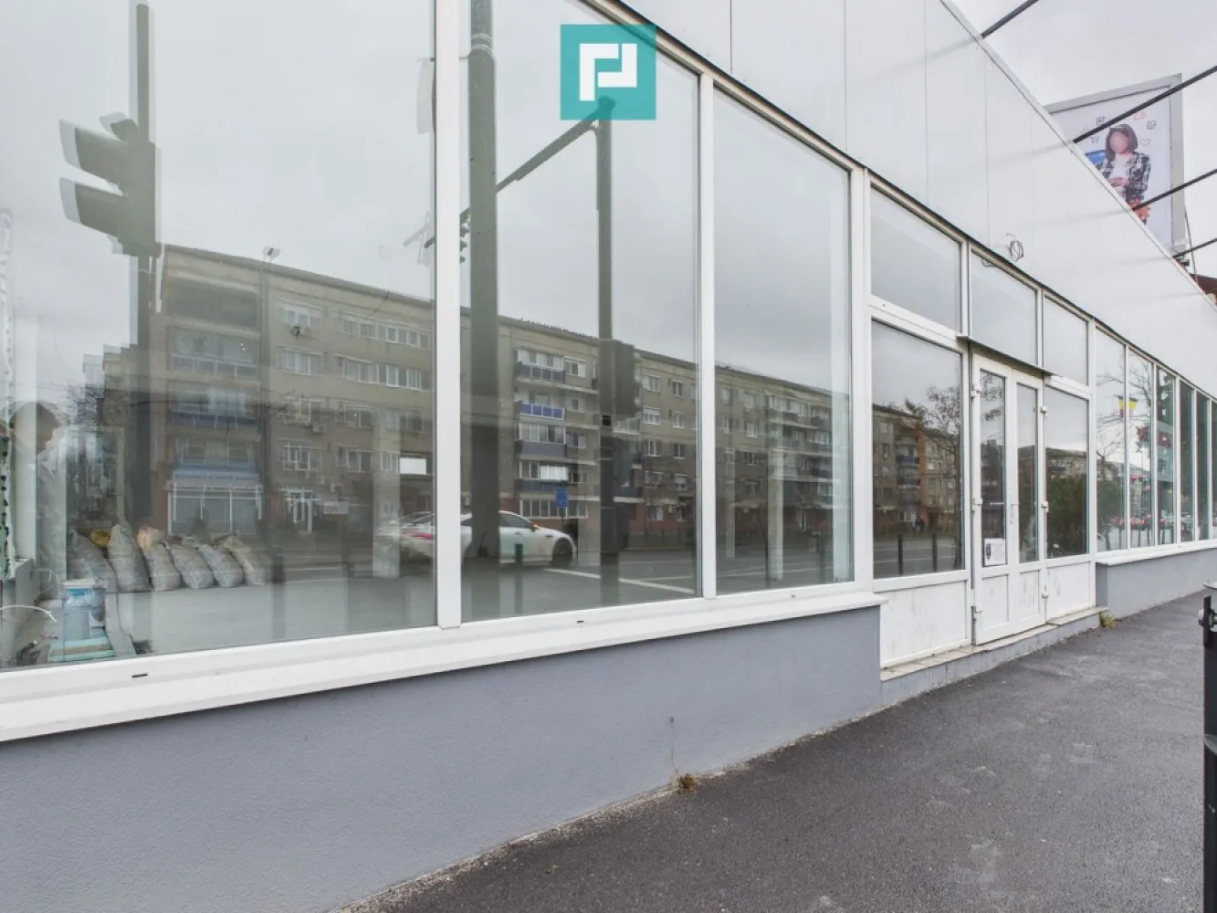 Spațiu comercial 200mp + 90mp mansarda - Cantemir - Spațiu comercial 200 mp open space + mansardă 90 mp | Vad excelent | Bd. Cantemir | Vanzari

Spațiu comercial versatil, cu vizibilitate foarte bună la bulevard, amplasat în zona Cantemir, potrivit pentru o gamă largă de activități comerciale și profesionale. Configurația open space permite amenajare flexibilă, adaptată exact cerințelor chiriașului sau investitorului. Spațiul are PUZ de P+2+Etaj retras.

Date principale

Suprafață parter: 200 mp open space

Mansardă: 90 mp – utilizabilă

Suprafață totală utilă: 290 mp

Zonă cu trafic și expunere bună la bulevard

Acces facil și poziționare comercială solidă

Compartimentare și utilizare

Parter open space – ușor de configurat

Mansardă ideală pentru:

depozit

arhivă

birouri

zonă administrativă

activități conexe

Destinații potrivite

Spațiul este pretabil pentru aproape orice tip de activitate:

magazin retail/showroom

clinică / servicii medicale

birouri firmă

sală fitness / studio antrenamente

centru servicii

after-school / training

activități comerciale mixte

Condiții financiare

Preț vânzare: 299.500 € – negociabil

Chirie: 1.950 € / lună – negociabil

Avantaje cheie

✔ Suprafață mare, ușor adaptabilă
✔ Open space – flexibilitate totală de amenajare
✔ Mansardă funcțională inclusă
✔ Vizibilitate la bulevard – expunere comercială reală
✔ Potrivit atât pentru utilizare proprie, cât și pentru investiție

Pentru detalii tehnice, schițe și programare vizionare, contact direct. Spațiul permite o implementare rapidă pentru majoritatea conceptelor de business.

Ramon Morar - Consultant Imobiliar
Telefon - +40 771 796 288
Email - ramon.morar@propertylab.ro
COD - CP2891209