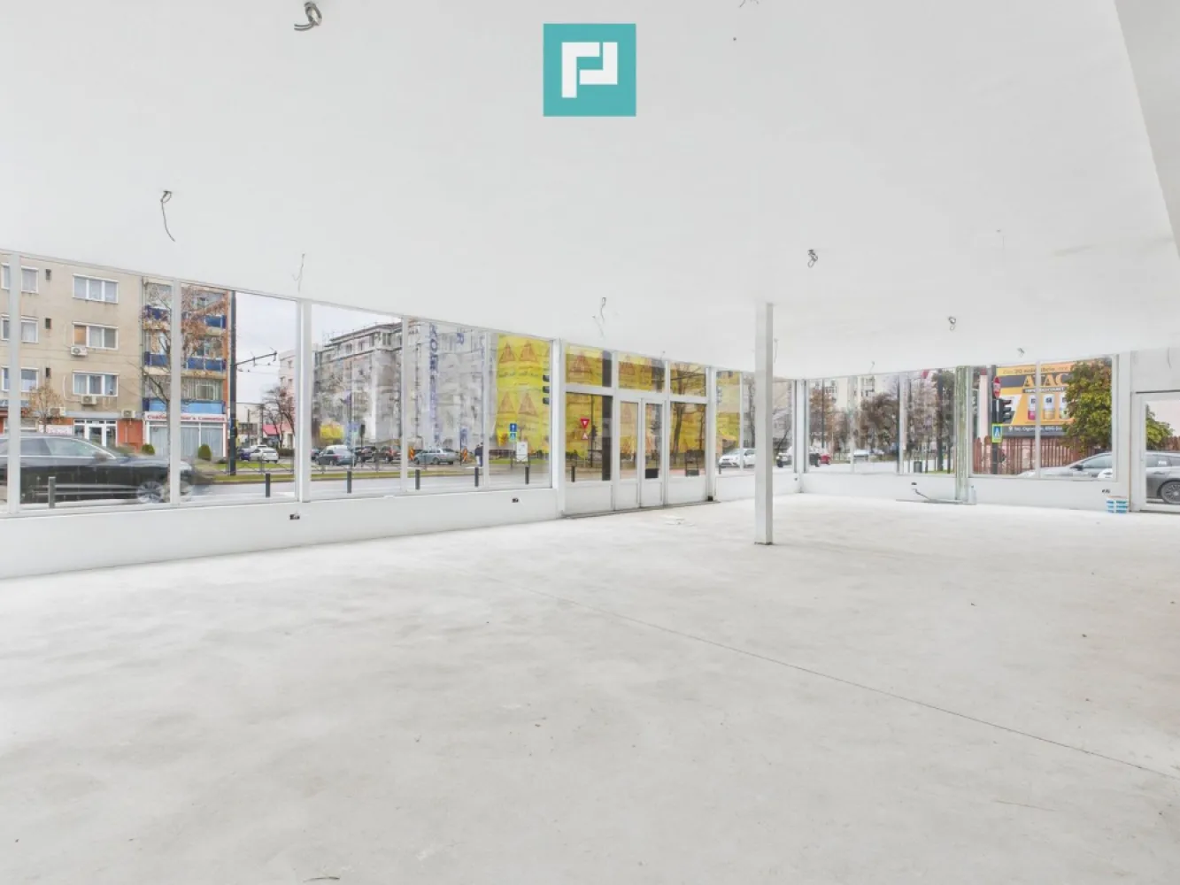 Spațiu comercial 200mp + 90mp mansarda - Cantemir - Spațiu comercial 200 mp open space + mansardă 90 mp | Vad excelent | Bd. Cantemir | Vanzari

Spațiu comercial versatil, cu vizibilitate foarte bună la bulevard, amplasat în zona Cantemir, potrivit pentru o gamă largă de activități comerciale și profesionale. Configurația open space permite amenajare flexibilă, adaptată exact cerințelor chiriașului sau investitorului. Spațiul are PUZ de P+2+Etaj retras.

Date principale

Suprafață parter: 200 mp open space

Mansardă: 90 mp – utilizabilă

Suprafață totală utilă: 290 mp

Zonă cu trafic și expunere bună la bulevard

Acces facil și poziționare comercială solidă

Compartimentare și utilizare

Parter open space – ușor de configurat

Mansardă ideală pentru:

depozit

arhivă

birouri

zonă administrativă

activități conexe

Destinații potrivite

Spațiul este pretabil pentru aproape orice tip de activitate:

magazin retail/showroom

clinică / servicii medicale

birouri firmă

sală fitness / studio antrenamente

centru servicii

after-school / training

activități comerciale mixte

Condiții financiare

Preț vânzare: 299.500 € – negociabil

Chirie: 1.950 € / lună – negociabil

Avantaje cheie

✔ Suprafață mare, ușor adaptabilă
✔ Open space – flexibilitate totală de amenajare
✔ Mansardă funcțională inclusă
✔ Vizibilitate la bulevard – expunere comercială reală
✔ Potrivit atât pentru utilizare proprie, cât și pentru investiție

Pentru detalii tehnice, schițe și programare vizionare, contact direct. Spațiul permite o implementare rapidă pentru majoritatea conceptelor de business.

Ramon Morar - Consultant Imobiliar
Telefon - +40 771 796 288
Email - ramon.morar@propertylab.ro
COD - CP2891209