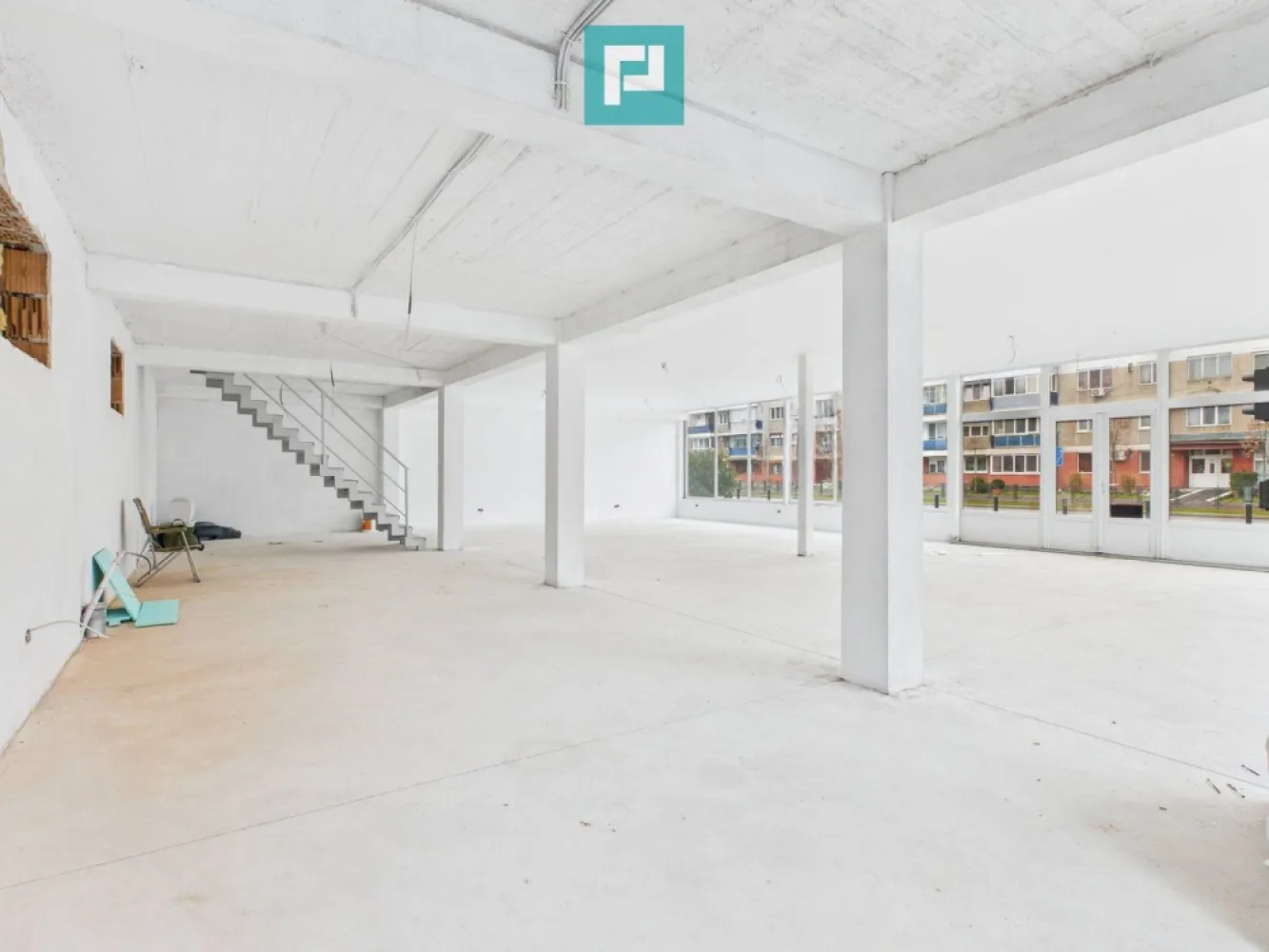 Spațiu comercial 200mp + 90mp mansarda - Cantemir - Spațiu comercial 200 mp open space + mansardă 90 mp | Vad excelent | Bd. Cantemir | Vanzari

Spațiu comercial versatil, cu vizibilitate foarte bună la bulevard, amplasat în zona Cantemir, potrivit pentru o gamă largă de activități comerciale și profesionale. Configurația open space permite amenajare flexibilă, adaptată exact cerințelor chiriașului sau investitorului. Spațiul are PUZ de P+2+Etaj retras.

Date principale

Suprafață parter: 200 mp open space

Mansardă: 90 mp – utilizabilă

Suprafață totală utilă: 290 mp

Zonă cu trafic și expunere bună la bulevard

Acces facil și poziționare comercială solidă

Compartimentare și utilizare

Parter open space – ușor de configurat

Mansardă ideală pentru:

depozit

arhivă

birouri

zonă administrativă

activități conexe

Destinații potrivite

Spațiul este pretabil pentru aproape orice tip de activitate:

magazin retail/showroom

clinică / servicii medicale

birouri firmă

sală fitness / studio antrenamente

centru servicii

after-school / training

activități comerciale mixte

Condiții financiare

Preț vânzare: 299.500 € – negociabil

Chirie: 1.950 € / lună – negociabil

Avantaje cheie

✔ Suprafață mare, ușor adaptabilă
✔ Open space – flexibilitate totală de amenajare
✔ Mansardă funcțională inclusă
✔ Vizibilitate la bulevard – expunere comercială reală
✔ Potrivit atât pentru utilizare proprie, cât și pentru investiție

Pentru detalii tehnice, schițe și programare vizionare, contact direct. Spațiul permite o implementare rapidă pentru majoritatea conceptelor de business.

Ramon Morar - Consultant Imobiliar
Telefon - +40 771 796 288
Email - ramon.morar@propertylab.ro
COD - CP2891209