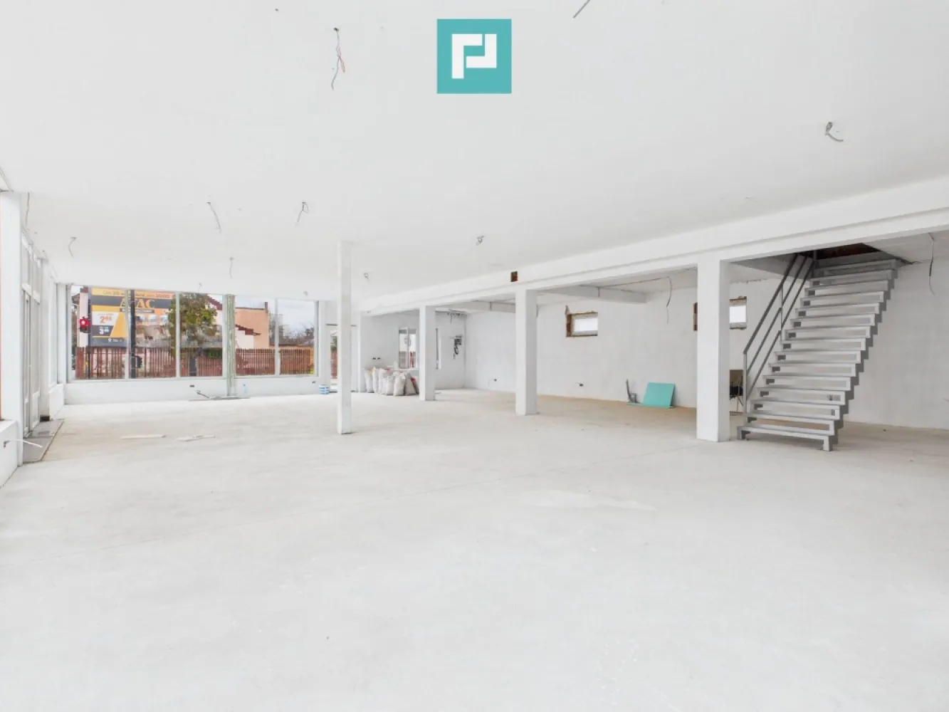 Spațiu comercial 200mp + 90mp mansarda - Cantemir - Spațiu comercial 200 mp open space + mansardă 90 mp | Vad excelent | Bd. Cantemir | Vanzari

Spațiu comercial versatil, cu vizibilitate foarte bună la bulevard, amplasat în zona Cantemir, potrivit pentru o gamă largă de activități comerciale și profesionale. Configurația open space permite amenajare flexibilă, adaptată exact cerințelor chiriașului sau investitorului. Spațiul are PUZ de P+2+Etaj retras.

Date principale

Suprafață parter: 200 mp open space

Mansardă: 90 mp – utilizabilă

Suprafață totală utilă: 290 mp

Zonă cu trafic și expunere bună la bulevard

Acces facil și poziționare comercială solidă

Compartimentare și utilizare

Parter open space – ușor de configurat

Mansardă ideală pentru:

depozit

arhivă

birouri

zonă administrativă

activități conexe

Destinații potrivite

Spațiul este pretabil pentru aproape orice tip de activitate:

magazin retail/showroom

clinică / servicii medicale

birouri firmă

sală fitness / studio antrenamente

centru servicii

after-school / training

activități comerciale mixte

Condiții financiare

Preț vânzare: 299.500 € – negociabil

Chirie: 1.950 € / lună – negociabil

Avantaje cheie

✔ Suprafață mare, ușor adaptabilă
✔ Open space – flexibilitate totală de amenajare
✔ Mansardă funcțională inclusă
✔ Vizibilitate la bulevard – expunere comercială reală
✔ Potrivit atât pentru utilizare proprie, cât și pentru investiție

Pentru detalii tehnice, schițe și programare vizionare, contact direct. Spațiul permite o implementare rapidă pentru majoritatea conceptelor de business.

Ramon Morar - Consultant Imobiliar
Telefon - +40 771 796 288
Email - ramon.morar@propertylab.ro
COD - CP2891209