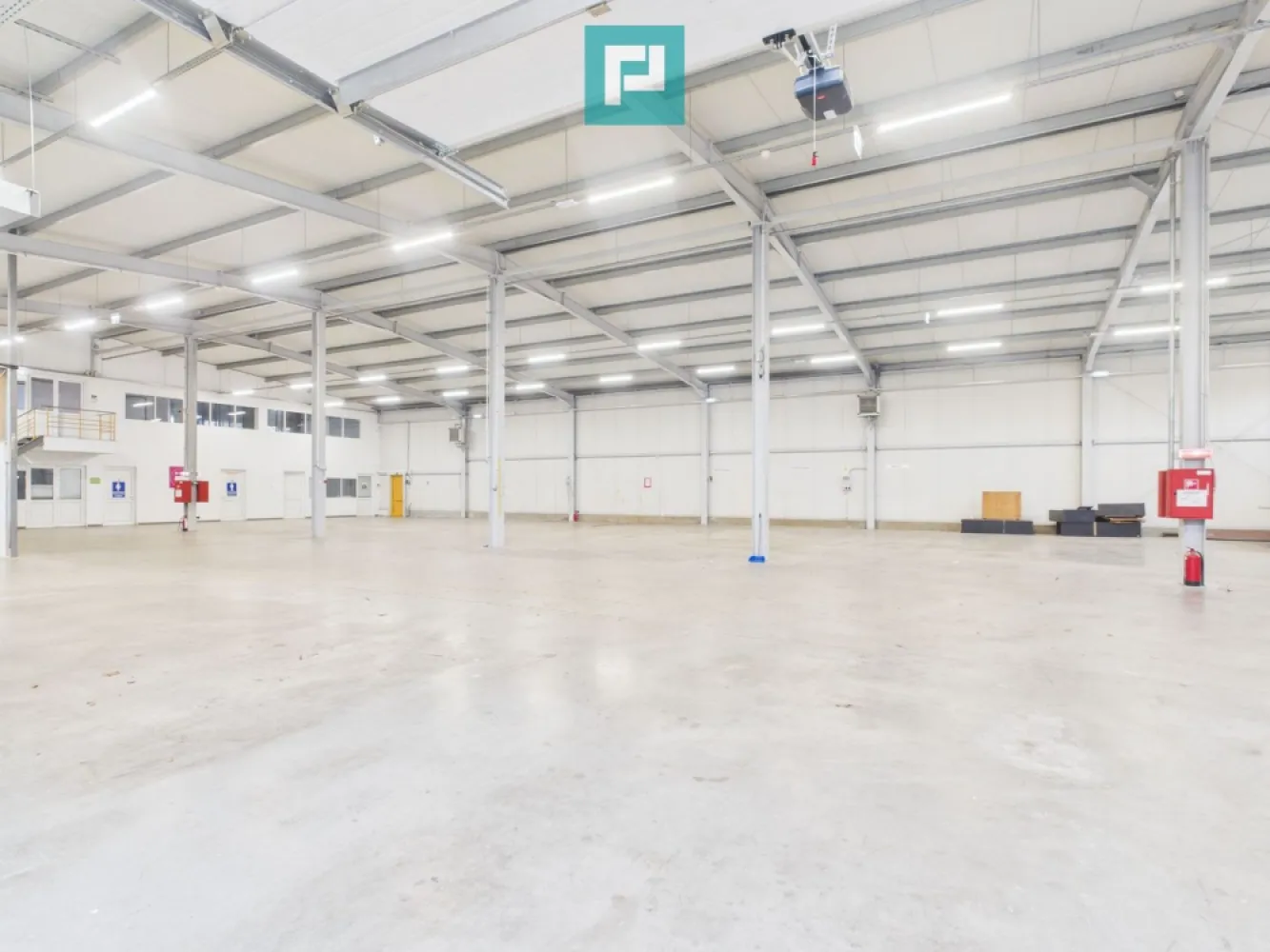 Hală industrială 800mp - Hală industrială modernă în Timișoara

Se oferă spre închiriere hală industrială situată în Timișoara- zona Ronaț, zonă urbană bine conectată, cu acces facil către zona de nord și centrul orașului.

Caracteristici generale:
• Suprafață totală utilă: aprox. 1.000 mp
• Hală producție / depozitare: aprox 800 mp
• Birouri și anexe administrative: 200 mp (birouri, grupuri sanitare, vestiare)
• Teren aferent: aprox. 2.000 mp
• Inălțimi: H max=6.3 coamă, h min=5.5m streasină
• Curte betonată, împrejmuită, cu parcare privată generoasă
• Acces TIR cu drive-in (trafic urban)
• Două porți industriale automatizate, dimensiuni 4x4.5m si 3.4x2.7m
• Posibilitate showroom la parter, cu acces direct

Dotări și facilități:
• Construcție pe structură metalică, cu închideri din panouri sandwich
• Stare foarte bună / excelentă
• Curent trifazat – putere instalată 130 kW
• Sistem de încălzire pe gaz (hală + birouri)
• Iluminat natural
• Instalații PSI cu hidranți
• Autorizație ISU
• Sistem de alarmă
• Porți de acces în incintă, automatizate
• Spații sanitare, vestiare, sală de mese

Avantaje și utilizări recomandate:
• Poziție urbană foarte bună
• Acces rapid la artere principale și transport public
• Ideală pentru: producție ușoară, depozitare, logistică urbană, service, showroom sau activități comerciale/industriale

Sună-mă pentru detalii și vizionare!

Remus Beiușanu
Telefon: 0785.997.537
Email: remus.beiusanu@propertylab.ro
CP2891086