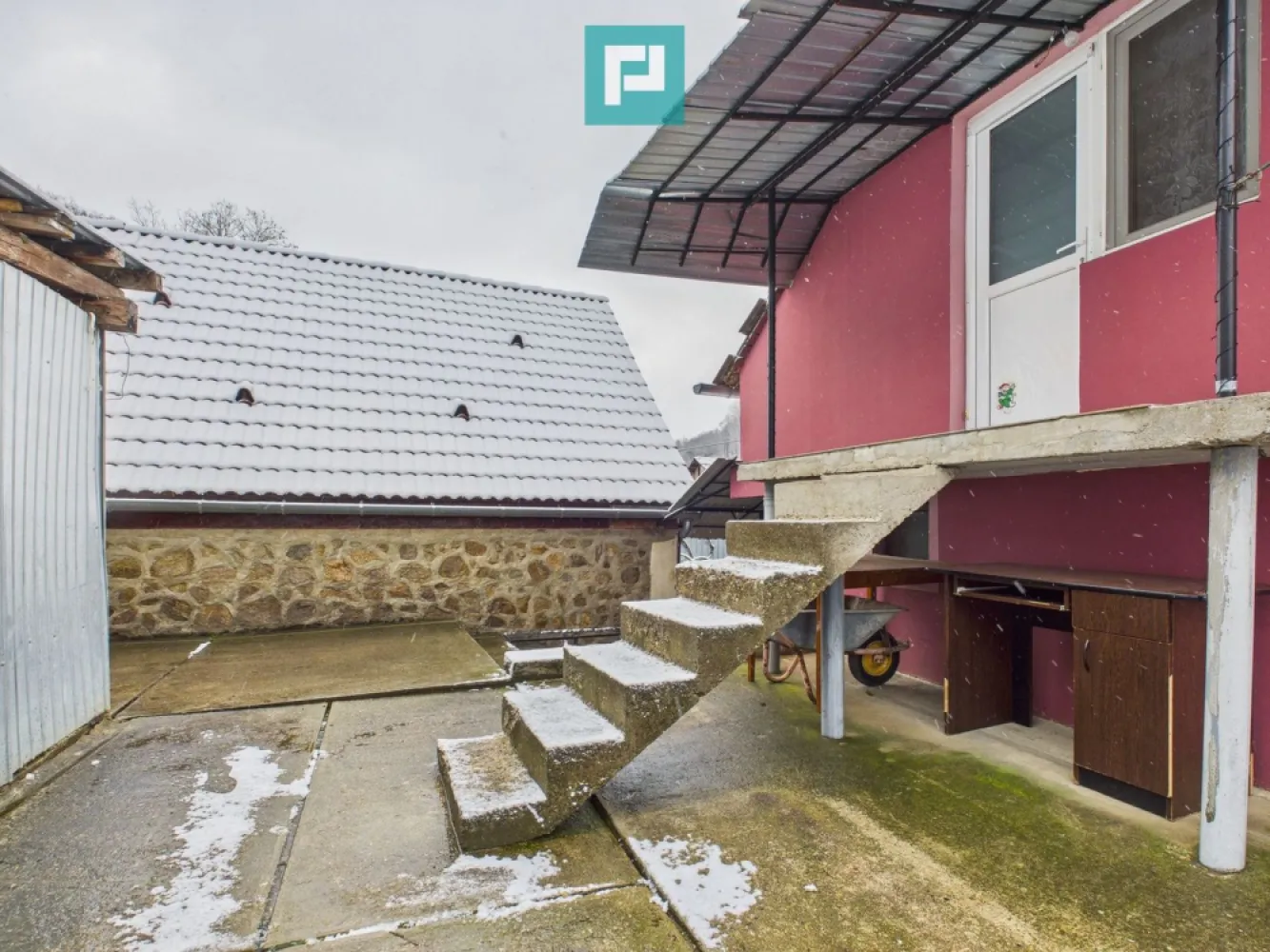 Casă individuală în Lipova - Casă individuală de vânzare în Lipova – spațioasă, ideală pentru familie extinsă

Se oferă spre vânzare casă/vilă individuală situată în Lipova, disponibilă imediat, amplasată pe un teren generos de 742 mp, cu deschidere de 40 m.

Detalii generale:

Tip proprietate: Casă / Vilă individuală

An construcție: 1970

An finisare: 2013

Stadiu: Finalizată

Construcție: Cărămidă

Acoperiș: Țiglă

Suprafețe:

Suprafață utilă: 116 mp

Suprafață construită desfășurată: 180 mp

Suprafață teren: 742 mp

Compartimentare:

5 camere, dintre care:

2 dormitoare

2 camere de oaspeți (una la mansardă și una deasupra garajului)

2 bucătării

2 băi

2 garaje

Casa este ideală pentru o familie numeroasă, pentru două generații sau pentru cei care își doresc spațiu suplimentar pentru oaspeți sau birou. Curtea este spațioasă, oferind multiple posibilități de amenajare.

Pentru mai multe detalii și programarea unei vizionări, vă stăm la dispoziție.

Tudor Trașcă - Consultant imobiliar PropertyLAB
Telefon: 0730 650 235
E-mail: tudor.trasca@propertylab.ro

Dumitrita Jacot - Consultant imobiliar PropertyLAB
Telefon: 0790 474 979
E-mail: Dumitrita.jacot@propertylab.ro

Cod proprietate 2891011