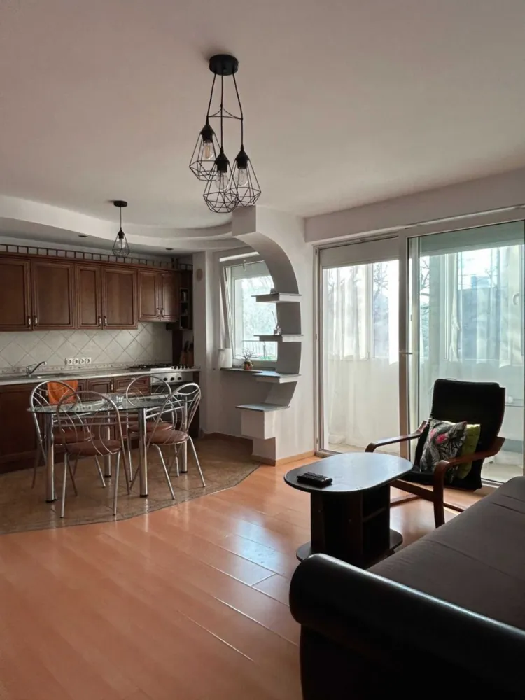 Apartament 2 camere renovat la intrarea în Cișmigiu / bloc reabilitat - Apartament cu 2 camere la intrarea în parcul Cișmigiu. Complet renovat și utilat. 
Blocul este reabilitat termic, foarte curat, bine întreținut și sigur. Nu are niciun fel de probleme (urgențe, risc etc). 

Are centrală de bloc (foarte important) - deci nu sunt niciodată probleme cu căldura sau apa caldă. 

Bucătăria este complet utilată - plită, cuptor, hotă, frigider. 
Dispune de multe spații de depozitare - dressing la intrare, dressing pe holul de la baie cu mașină de spălat, aspirator, fier de călcat etc

Balcon la living separat și foarte spațios. 
Living cu canapea extensibilă, aer condiționat, TV, birou și jaluzele. 
Dormitor cu jaluzele și un dressing foarte spațios.