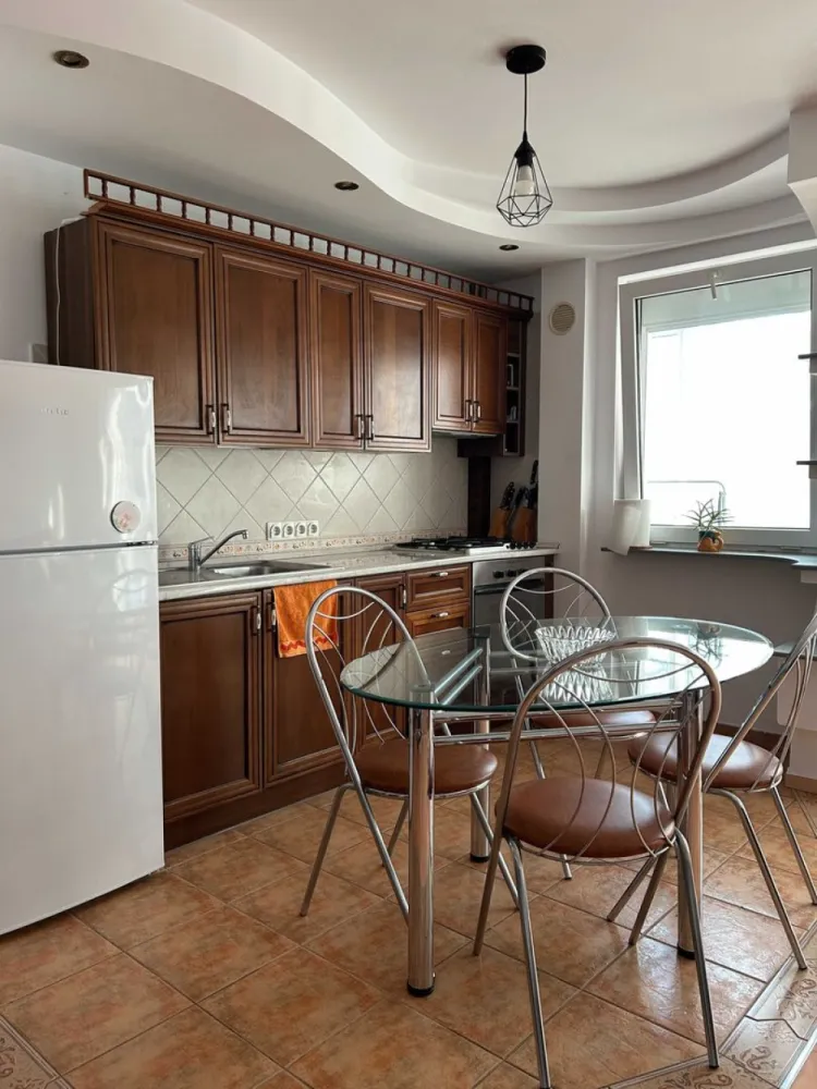 Apartament 2 camere renovat la intrarea în Cișmigiu / bloc reabilitat - Apartament cu 2 camere la intrarea în parcul Cișmigiu. Complet renovat și utilat. 
Blocul este reabilitat termic, foarte curat, bine întreținut și sigur. Nu are niciun fel de probleme (urgențe, risc etc). 

Are centrală de bloc (foarte important) - deci nu sunt niciodată probleme cu căldura sau apa caldă. 

Bucătăria este complet utilată - plită, cuptor, hotă, frigider. 
Dispune de multe spații de depozitare - dressing la intrare, dressing pe holul de la baie cu mașină de spălat, aspirator, fier de călcat etc

Balcon la living separat și foarte spațios. 
Living cu canapea extensibilă, aer condiționat, TV, birou și jaluzele. 
Dormitor cu jaluzele și un dressing foarte spațios.