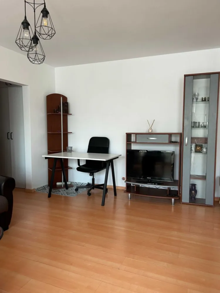 Apartament 2 camere renovat la intrarea în Cișmigiu / bloc reabilitat - Apartament cu 2 camere la intrarea în parcul Cișmigiu. Complet renovat și utilat. 
Blocul este reabilitat termic, foarte curat, bine întreținut și sigur. Nu are niciun fel de probleme (urgențe, risc etc). 

Are centrală de bloc (foarte important) - deci nu sunt niciodată probleme cu căldura sau apa caldă. 

Bucătăria este complet utilată - plită, cuptor, hotă, frigider. 
Dispune de multe spații de depozitare - dressing la intrare, dressing pe holul de la baie cu mașină de spălat, aspirator, fier de călcat etc

Balcon la living separat și foarte spațios. 
Living cu canapea extensibilă, aer condiționat, TV, birou și jaluzele. 
Dormitor cu jaluzele și un dressing foarte spațios.