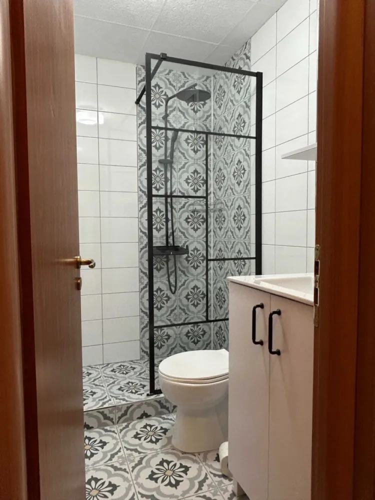 Apartament 2 camere renovat la intrarea în Cișmigiu / bloc reabilitat - Apartament cu 2 camere la intrarea în parcul Cișmigiu. Complet renovat și utilat. 
Blocul este reabilitat termic, foarte curat, bine întreținut și sigur. Nu are niciun fel de probleme (urgențe, risc etc). 

Are centrală de bloc (foarte important) - deci nu sunt niciodată probleme cu căldura sau apa caldă. 

Bucătăria este complet utilată - plită, cuptor, hotă, frigider. 
Dispune de multe spații de depozitare - dressing la intrare, dressing pe holul de la baie cu mașină de spălat, aspirator, fier de călcat etc

Balcon la living separat și foarte spațios. 
Living cu canapea extensibilă, aer condiționat, TV, birou și jaluzele. 
Dormitor cu jaluzele și un dressing foarte spațios.