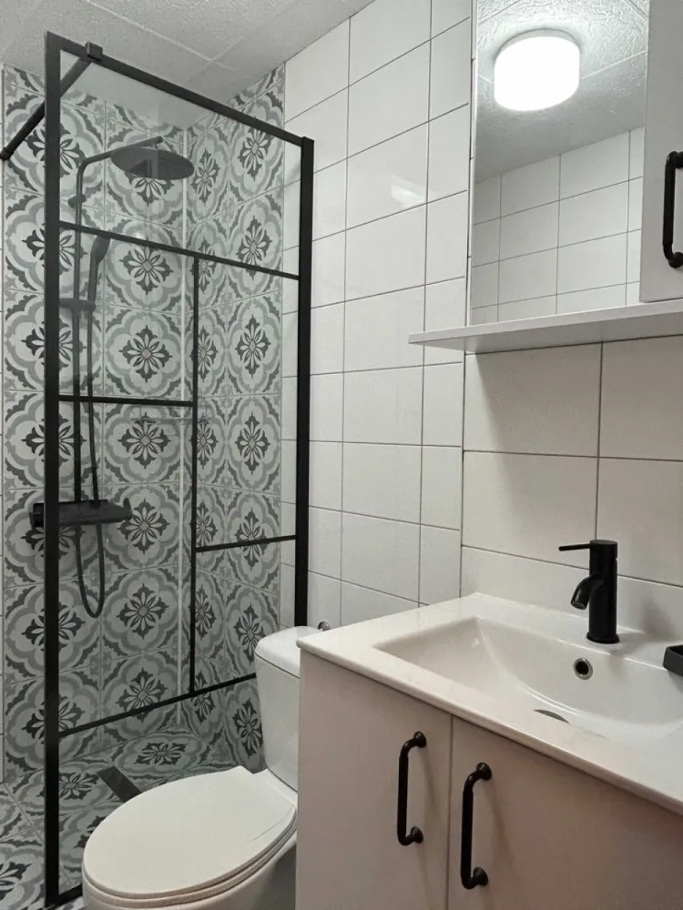 Apartament 2 camere renovat la intrarea în Cișmigiu / bloc reabilitat - Apartament cu 2 camere la intrarea în parcul Cișmigiu. Complet renovat și utilat. 
Blocul este reabilitat termic, foarte curat, bine întreținut și sigur. Nu are niciun fel de probleme (urgențe, risc etc). 

Are centrală de bloc (foarte important) - deci nu sunt niciodată probleme cu căldura sau apa caldă. 

Bucătăria este complet utilată - plită, cuptor, hotă, frigider. 
Dispune de multe spații de depozitare - dressing la intrare, dressing pe holul de la baie cu mașină de spălat, aspirator, fier de călcat etc

Balcon la living separat și foarte spațios. 
Living cu canapea extensibilă, aer condiționat, TV, birou și jaluzele. 
Dormitor cu jaluzele și un dressing foarte spațios.