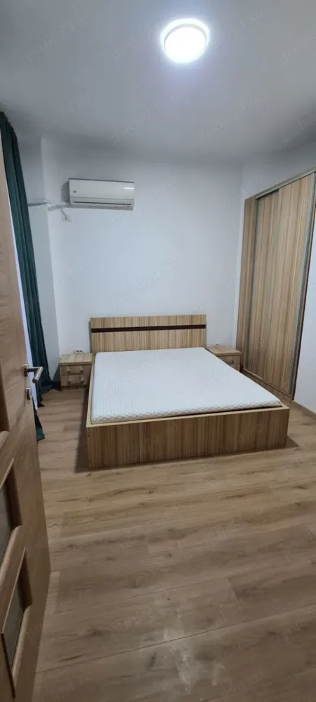 Ofer spre închiriere garsoniera dublă 40mp Universitate - Ofer spre închiriere o garsoniera dublă, recent renovată, mobilată și utilată. Prima închiriere după renovarea integrala.

Locație:
-zona centrală, la 500 m (7 min mers pe jos) de stația de metrou "Universitate"

Suprafață:
-40 mp

Alte specificații:
-situată la etajul 2 din 8, bloc consolidat;
- 2 balcoane tip lojă;
-încălzirea și apa caldă sunt asigurate de centrala termica a blocului;
-aer condiționat recent igienizat;
-instalatie electrica schimbată;
-instalație sanitară schimbată și obiecte sanitare noi;
-electrocasnice noi.

*nu se accepta animale de companie;
*nu se accepta fumatul in interior, doar pe balcon.

Garsoniera este situata pe Bulevardul Nicolae Bălcescu si are in apropiere diverse magazine: Mega Image,(Shop&Go, Non Stop), farmacia Academiei, restaurante cofetării, stații STB, metrou Universitate.