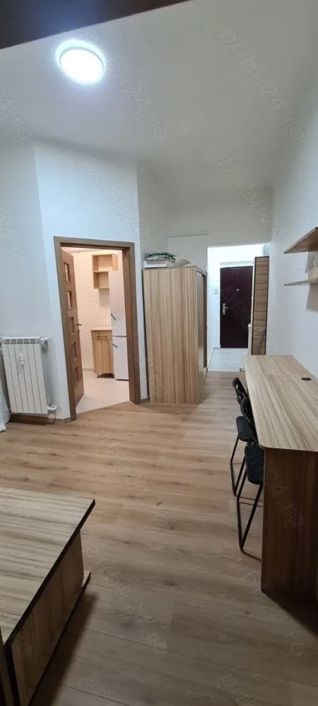 Ofer spre închiriere garsoniera dublă 40mp Universitate - Ofer spre închiriere o garsoniera dublă, recent renovată, mobilată și utilată. Prima închiriere după renovarea integrala.

Locație:
-zona centrală, la 500 m (7 min mers pe jos) de stația de metrou "Universitate"

Suprafață:
-40 mp

Alte specificații:
-situată la etajul 2 din 8, bloc consolidat;
- 2 balcoane tip lojă;
-încălzirea și apa caldă sunt asigurate de centrala termica a blocului;
-aer condiționat recent igienizat;
-instalatie electrica schimbată;
-instalație sanitară schimbată și obiecte sanitare noi;
-electrocasnice noi.

*nu se accepta animale de companie;
*nu se accepta fumatul in interior, doar pe balcon.

Garsoniera este situata pe Bulevardul Nicolae Bălcescu si are in apropiere diverse magazine: Mega Image,(Shop&Go, Non Stop), farmacia Academiei, restaurante cofetării, stații STB, metrou Universitate.