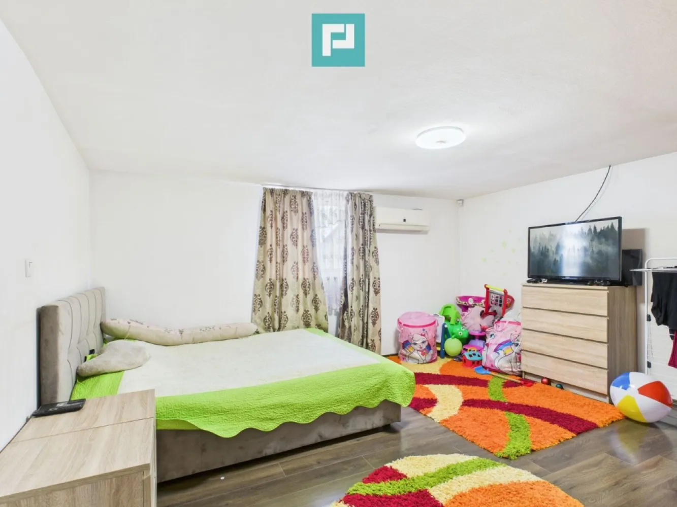 Casă individuală în Lipova - Casă individuală de vânzare în Lipova – spațioasă, ideală pentru familie extinsă

Se oferă spre vânzare casă/vilă individuală situată în Lipova, disponibilă imediat, amplasată pe un teren generos de 742 mp, cu deschidere de 40 m.

Detalii generale:

Tip proprietate: Casă / Vilă individuală

An construcție: 1970

An finisare: 2013

Stadiu: Finalizată

Construcție: Cărămidă

Acoperiș: Țiglă

Suprafețe:

Suprafață utilă: 116 mp

Suprafață construită desfășurată: 180 mp

Suprafață teren: 742 mp

Compartimentare:

5 camere, dintre care:

2 dormitoare

2 camere de oaspeți (una la mansardă și una deasupra garajului)

2 bucătării

2 băi

2 garaje

Casa este ideală pentru o familie numeroasă, pentru două generații sau pentru cei care își doresc spațiu suplimentar pentru oaspeți sau birou. Curtea este spațioasă, oferind multiple posibilități de amenajare.

Pentru mai multe detalii și programarea unei vizionări, vă stăm la dispoziție.

Tudor Trașcă - Consultant imobiliar PropertyLAB
Telefon: 0730 650 235
E-mail: tudor.trasca@propertylab.ro

Dumitrita Jacot - Consultant imobiliar PropertyLAB
Telefon: 0790 474 979
E-mail: Dumitrita.jacot@propertylab.ro

Cod proprietate 2891011