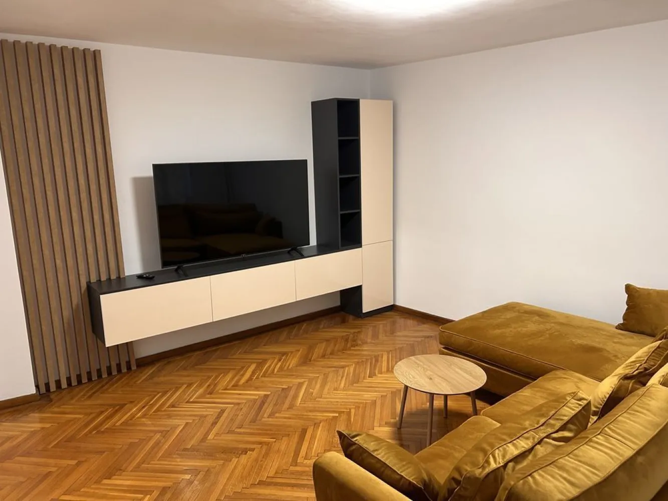 Apartament Unirii, Palatul parlamentului, Metrou la 2 min, Proprietar - Apartamentul are 2 camere cu balcon, suprafața utilă de 64 m2. La etajul 1, direct pe Bulevardul Unirii fântâni, lingă palatul parlamentului vedere spate spre parcul tribunalului, recent renovat. mobila complet nouă. electrocasnice noi.
Metrou Unirii la 2-3 minute. 
www.brasadas.com.