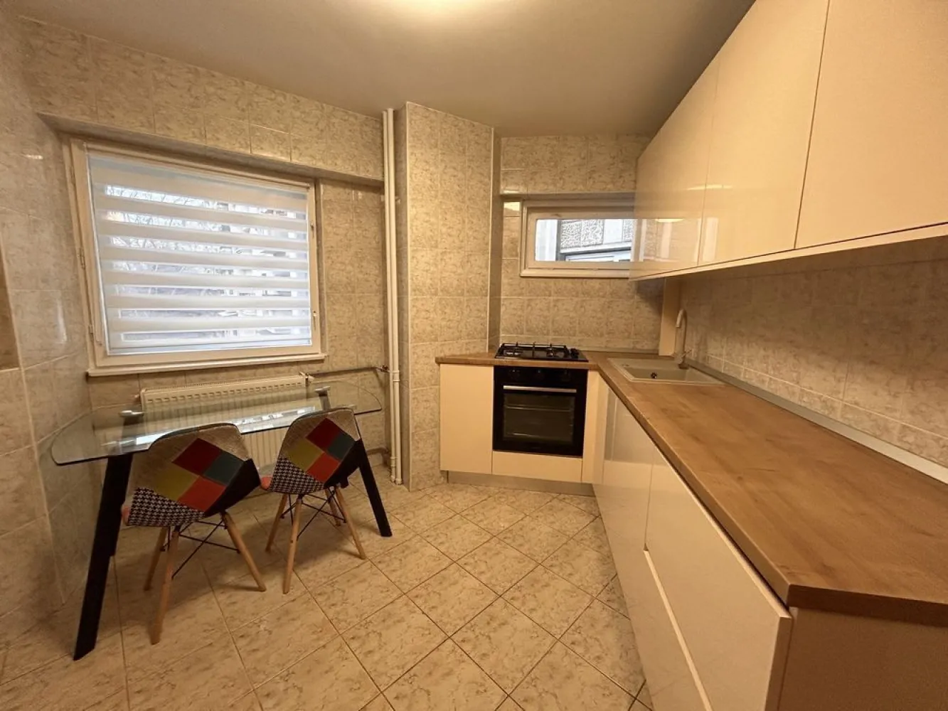 Apartament Unirii, Palatul parlamentului, Metrou la 2 min, Proprietar - Apartamentul are 2 camere cu balcon, suprafața utilă de 64 m2. La etajul 1, direct pe Bulevardul Unirii fântâni, lingă palatul parlamentului vedere spate spre parcul tribunalului, recent renovat. mobila complet nouă. electrocasnice noi.
Metrou Unirii la 2-3 minute. 
www.brasadas.com.