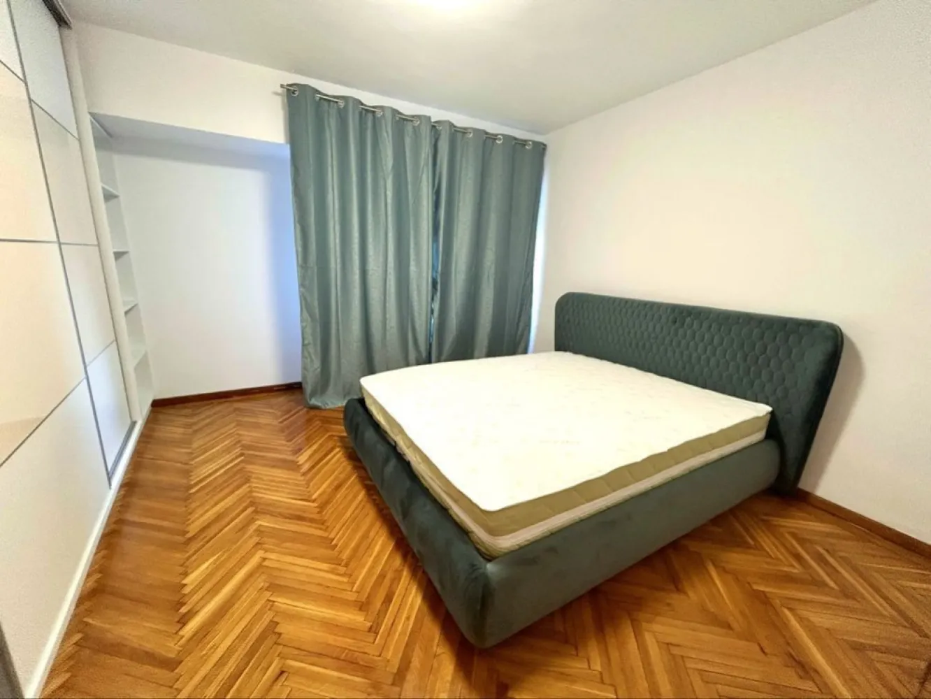Apartament Unirii, Palatul parlamentului, Metrou la 2 min, Proprietar - Apartamentul are 2 camere cu balcon, suprafața utilă de 64 m2. La etajul 1, direct pe Bulevardul Unirii fântâni, lingă palatul parlamentului vedere spate spre parcul tribunalului, recent renovat. mobila complet nouă. electrocasnice noi.
Metrou Unirii la 2-3 minute. 
www.brasadas.com.