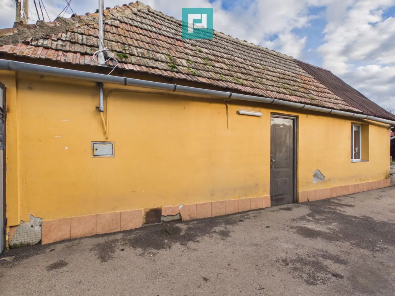 Preț redus la 64.000€! Casă/firmă Navigatorilor - **PREȚ REDUS! Acum doar 64.000 € negociabil!**

**Casă + hală pe Strada Navigatorilor, Oradea – ideală atât pentru locuință, cât și pentru sediu de firmă sau investiție.**

Dacă sunteți în căutarea unei proprietăți cu adevărat versatile, care poate fi transformată atât într-o locuință confortabilă, cât și într-un spațiu pentru desfășurarea unei afaceri, aceasta este o oportunitate pe care merită să o luați în considerare.

Proprietatea este situată pe Strada Navigatorilor din Oradea și este amplasată pe un teren de **543 mp**, fiind compusă din:

* casă de aproximativ **70 mp**;
* hală de aproximativ **100 mp**;
* curte generoasă, cu acces auto și spațiu pentru parcare, depozitare sau extindere.

Casa este locuibilă, însă necesită renovare, ceea ce oferă noului proprietar libertatea de a o amenaja după propriul stil și propriile nevoi, fără costurile suplimentare ale unor finisaje care poate nu sunt pe placul său.

Unul dintre cele mai mari avantaje ale proprietății este hala de 100 mp, care deschide numeroase posibilități de utilizare.

Este ideală pentru:

* locuință personală;
* sediu de firmă;
* birouri;
* atelier auto;
* tinichigerie;
* depozit;
* spațiu de producție;
* atelier de tâmplărie, confecții sau alte activități;
* investiție cu posibilitatea de a combina locuirea cu desfășurarea unei afaceri.

Avantajele proprietății:

* preț redus la doar **64.000 € negociabil**;
* teren generos de 543 mp;
* hală de 100 mp inclusă în preț;
* acces auto în curte;
* posibilități multiple de utilizare;
* investiție cu potențial ridicat de valorificare după renovare;
* potrivită atât pentru persoane fizice, cât și pentru antreprenori.

La acest preț, proprietatea oferă un raport excelent între suprafața terenului, construcțiile existente și potențialul de dezvoltare.

Dacă vă doriți o proprietate pe care să o transformați într-o locuință, într-un sediu de firmă sau într-o investiție profitabilă, aceasta poate fi alegerea potrivită.

Pentru informații suplimentare și programarea unei vizionări, vă stăm la dispoziție.

Roxana Hanes - Consultant Imobiliar

Telefon - 0774 588 104

Email - roxana.hanes@propertylab.ro

COD - CP2889702