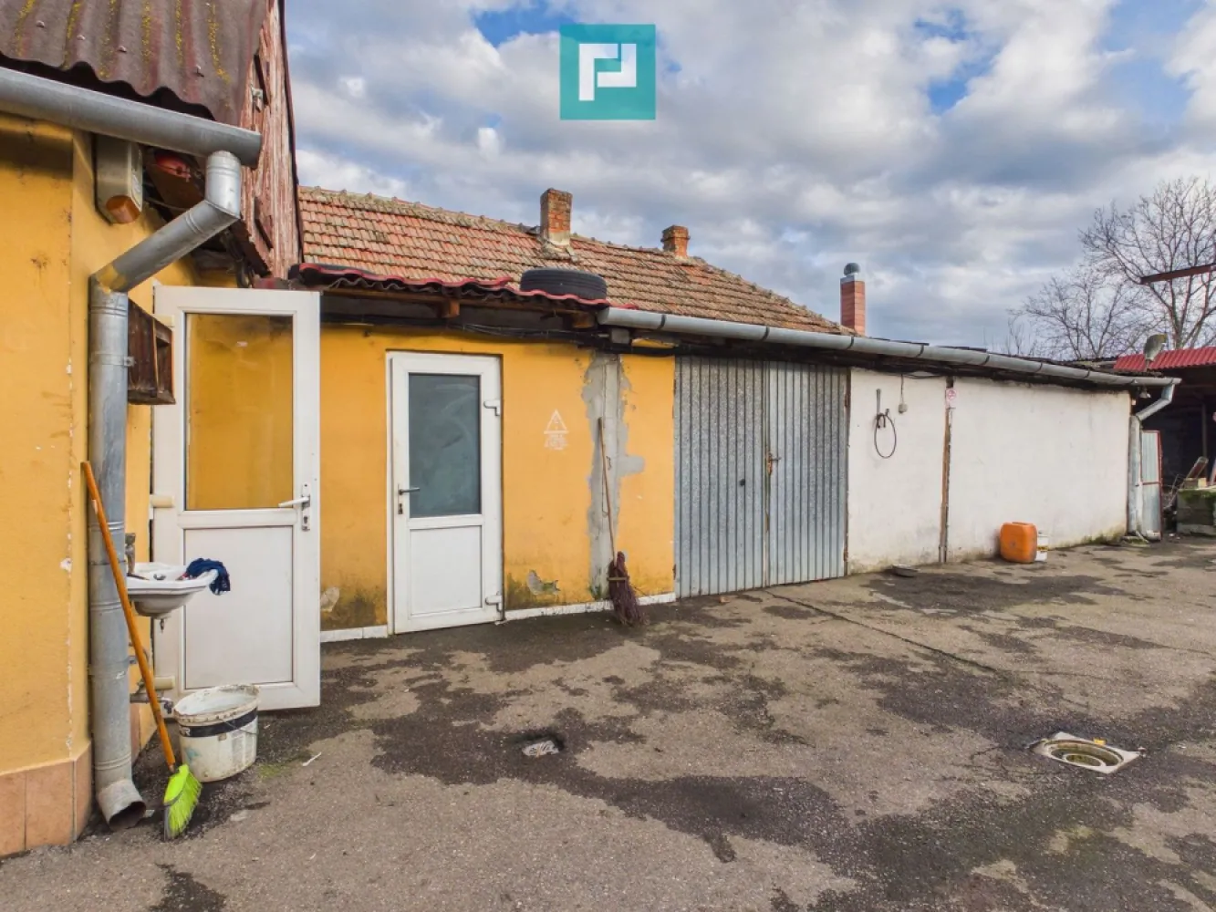 Preț redus la 64.000€! Casă/firmă Navigatorilor - **PREȚ REDUS! Acum doar 64.000 € negociabil!**

**Casă + hală pe Strada Navigatorilor, Oradea – ideală atât pentru locuință, cât și pentru sediu de firmă sau investiție.**

Dacă sunteți în căutarea unei proprietăți cu adevărat versatile, care poate fi transformată atât într-o locuință confortabilă, cât și într-un spațiu pentru desfășurarea unei afaceri, aceasta este o oportunitate pe care merită să o luați în considerare.

Proprietatea este situată pe Strada Navigatorilor din Oradea și este amplasată pe un teren de **543 mp**, fiind compusă din:

* casă de aproximativ **70 mp**;
* hală de aproximativ **100 mp**;
* curte generoasă, cu acces auto și spațiu pentru parcare, depozitare sau extindere.

Casa este locuibilă, însă necesită renovare, ceea ce oferă noului proprietar libertatea de a o amenaja după propriul stil și propriile nevoi, fără costurile suplimentare ale unor finisaje care poate nu sunt pe placul său.

Unul dintre cele mai mari avantaje ale proprietății este hala de 100 mp, care deschide numeroase posibilități de utilizare.

Este ideală pentru:

* locuință personală;
* sediu de firmă;
* birouri;
* atelier auto;
* tinichigerie;
* depozit;
* spațiu de producție;
* atelier de tâmplărie, confecții sau alte activități;
* investiție cu posibilitatea de a combina locuirea cu desfășurarea unei afaceri.

Avantajele proprietății:

* preț redus la doar **64.000 € negociabil**;
* teren generos de 543 mp;
* hală de 100 mp inclusă în preț;
* acces auto în curte;
* posibilități multiple de utilizare;
* investiție cu potențial ridicat de valorificare după renovare;
* potrivită atât pentru persoane fizice, cât și pentru antreprenori.

La acest preț, proprietatea oferă un raport excelent între suprafața terenului, construcțiile existente și potențialul de dezvoltare.

Dacă vă doriți o proprietate pe care să o transformați într-o locuință, într-un sediu de firmă sau într-o investiție profitabilă, aceasta poate fi alegerea potrivită.

Pentru informații suplimentare și programarea unei vizionări, vă stăm la dispoziție.

Roxana Hanes - Consultant Imobiliar

Telefon - 0774 588 104

Email - roxana.hanes@propertylab.ro

COD - CP2889702