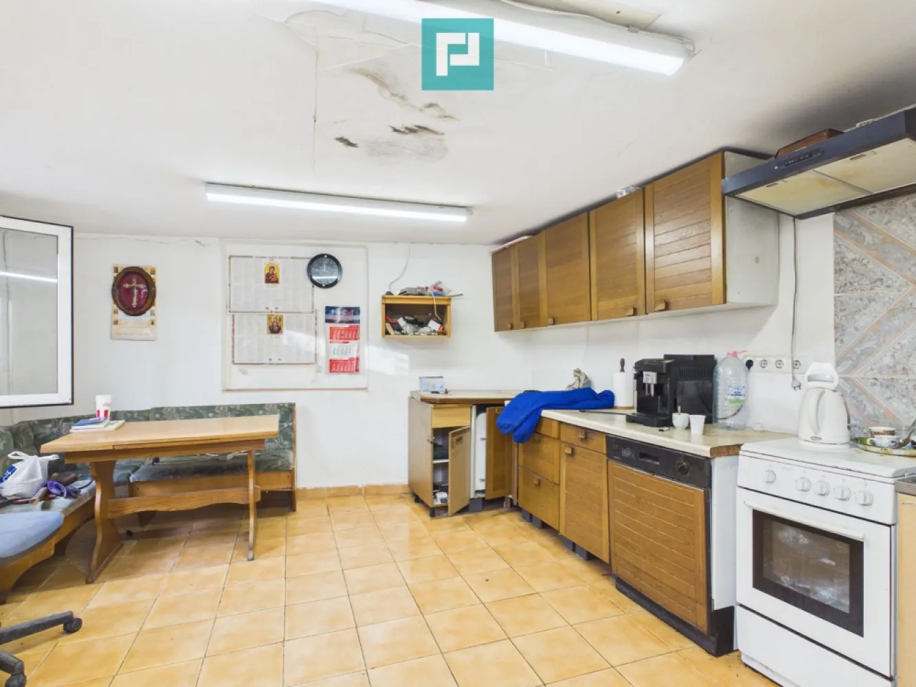 Preț redus la 64.000€! Casă/firmă Navigatorilor - **PREȚ REDUS! Acum doar 64.000 € negociabil!**

**Casă + hală pe Strada Navigatorilor, Oradea – ideală atât pentru locuință, cât și pentru sediu de firmă sau investiție.**

Dacă sunteți în căutarea unei proprietăți cu adevărat versatile, care poate fi transformată atât într-o locuință confortabilă, cât și într-un spațiu pentru desfășurarea unei afaceri, aceasta este o oportunitate pe care merită să o luați în considerare.

Proprietatea este situată pe Strada Navigatorilor din Oradea și este amplasată pe un teren de **543 mp**, fiind compusă din:

* casă de aproximativ **70 mp**;
* hală de aproximativ **100 mp**;
* curte generoasă, cu acces auto și spațiu pentru parcare, depozitare sau extindere.

Casa este locuibilă, însă necesită renovare, ceea ce oferă noului proprietar libertatea de a o amenaja după propriul stil și propriile nevoi, fără costurile suplimentare ale unor finisaje care poate nu sunt pe placul său.

Unul dintre cele mai mari avantaje ale proprietății este hala de 100 mp, care deschide numeroase posibilități de utilizare.

Este ideală pentru:

* locuință personală;
* sediu de firmă;
* birouri;
* atelier auto;
* tinichigerie;
* depozit;
* spațiu de producție;
* atelier de tâmplărie, confecții sau alte activități;
* investiție cu posibilitatea de a combina locuirea cu desfășurarea unei afaceri.

Avantajele proprietății:

* preț redus la doar **64.000 € negociabil**;
* teren generos de 543 mp;
* hală de 100 mp inclusă în preț;
* acces auto în curte;
* posibilități multiple de utilizare;
* investiție cu potențial ridicat de valorificare după renovare;
* potrivită atât pentru persoane fizice, cât și pentru antreprenori.

La acest preț, proprietatea oferă un raport excelent între suprafața terenului, construcțiile existente și potențialul de dezvoltare.

Dacă vă doriți o proprietate pe care să o transformați într-o locuință, într-un sediu de firmă sau într-o investiție profitabilă, aceasta poate fi alegerea potrivită.

Pentru informații suplimentare și programarea unei vizionări, vă stăm la dispoziție.

Roxana Hanes - Consultant Imobiliar

Telefon - 0774 588 104

Email - roxana.hanes@propertylab.ro

COD - CP2889702