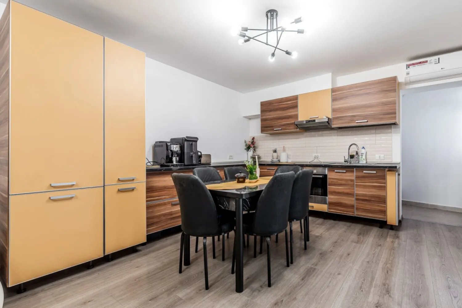 Casa individuala la cheie Centru ARAD Comision 0 - Comision 0%
Vă ofer spre vânzare o casă individuală situată într-o zonă centrală, pe Strada Cuza Vodă. Construită din cărămidă în anul 1977, locuința a fost renovată recent atât la interior, cât și la exterior, fiind pregătită pentru mutare imediată.

Casa este compartimentată practic și modern, având living cu bucătărie open-space, 2 dormitoare, 2 băi, hol de acces și terasă, completate de o curte proprie de aproximativ 40 mp, ideală pentru relaxare.

Beneficiază de centrală termică proprie pe gaz, izolație exterioară cu polistiren și finisaje care oferă un ambient plăcut și confortabil.
O proprietate ideală pentru cei care își doresc intimitatea unei case, la preț de apartament, într-o zonă centrală cu acces facil către toate punctele de interes.

📞 Pentru detalii și programarea unei vizionări:
Blaga Flavius – 0754467525 Consultant imobiliar acreditat APAIR (Asociația Profesională a Agenților Imobiliari din România)

Nu dispui de toată suma? Te ajutăm noi gratuit! Îți obținem oferte de la 16 bănci.
Ai o proprietate de vânzare în Arad și vrei să știi cât valorează cu adevărat?

Birou: ACASĂ | Agenție imobiliară Arad
Adresă: Bulevardul Decebal 2, Arad 310133