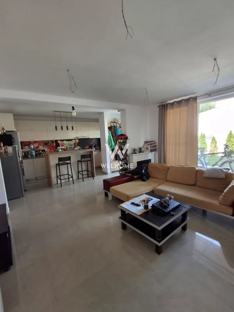Casa noua la cheie, mobilata si utilata, Cristian - Vă prezentăm spre vânzare o casă ideală pentru o familie, situată într-o zonă liniștită, la doar 4 km de Sibiu, cu acces facil la transportul în comun și în apropiere de facilitati (magazine, scoli, piata)

Caracteristici principale:

Suprafață utilă: 88 mp
Compartimentare inteligentă: 4 camere – 3 dormitoare, 2 băi, 1 bucătărie
Curte proprie de 80 mp, perfectă pentru relaxare sau activități în aer liber
Scară interioară și etaj, oferind intimitate și spațiu bine organizat
2 locuri de parcare incluse

Confort și eficiență energetică:

Încălzire în pardoseală pentru un confort termic deosebit
Pompă de căldură – soluție modernă, economică și ecologică de încălzire
Izolație exterioară completă, pentru costuri reduse la utilități
Se vinde mobilată, gata de mutat!

Locație excelentă:

Acces rapid către Sibiu (doar 4 km)
Aproape de mijloace de transport în comun

Pret 140.000 euro negociabil

DEtalii si vizionare 0740066818 Cristina