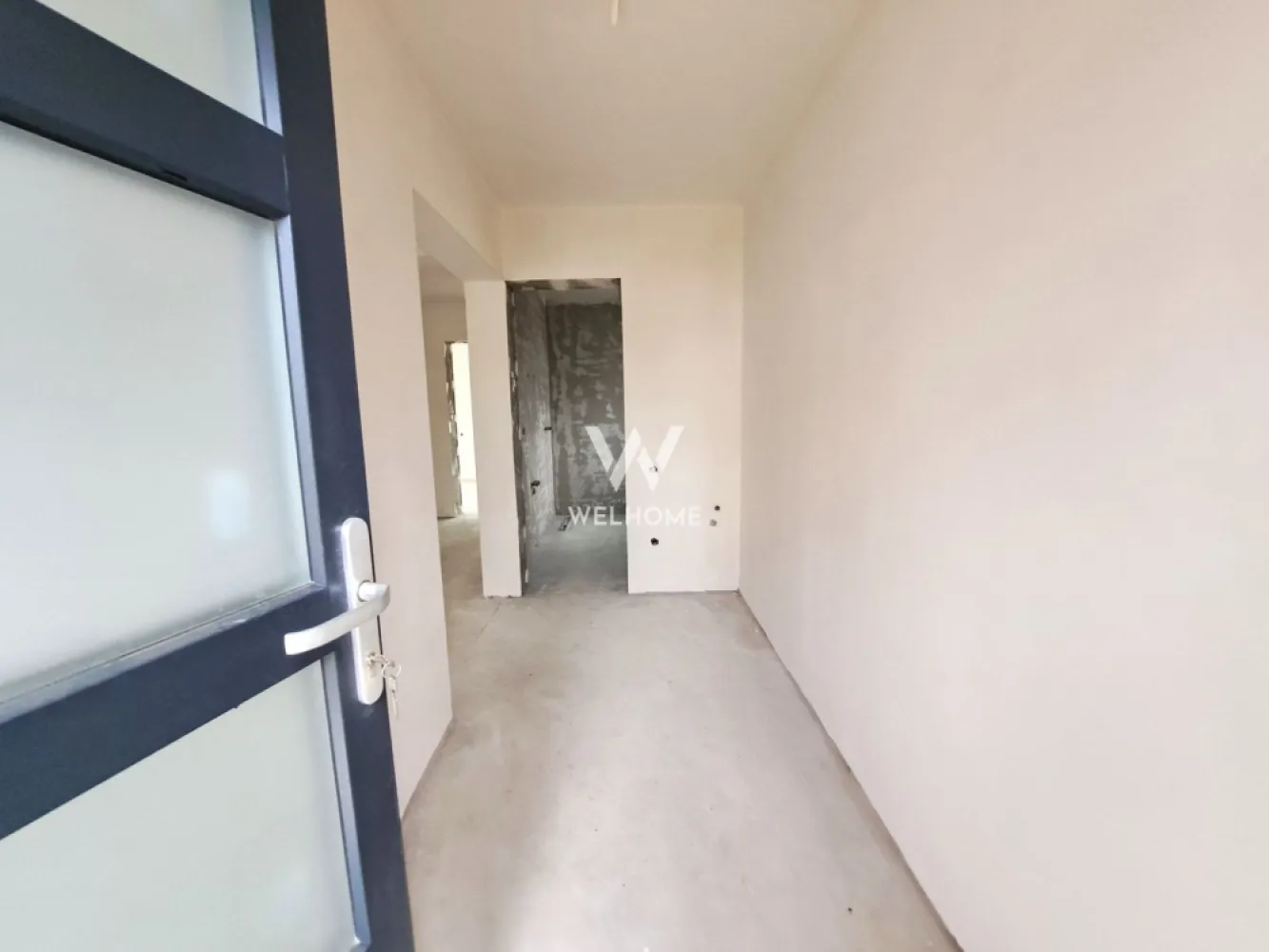 Casa Noua 4 camere, pivnita, terasa, 300 teren - Casa cu pivnita, 2 terase, curte - Sibiu, Calea Cisnadiei Zona rezidentiala noua - doar case - 3 km de Lidl Arhitectilor si la fel de Lidl Cisnadie !! Casa este nou construita, intabulata - se poate cumpara imediat !! Cuprinde 120 mp - parter si etaj + 2 terase si o pivnita, teren 300 mp La parter - hol cu spatiu garderoba, baie, living, bucatarie cu dinning si acces la terasa - 16 mp La etaj - dormitor matrimonial cu baie si balcon, hol, 2 dormitoare secundare si o baie Pivnita 20 mp, ideala pentru gospodari + 20 mp terasa acoperita Curtea gazduieste 2 auto, are pavaj si zona verde Casa are incalzire in pardoseala si pompa de caldura, geamuri termopan 3 foi sticla = confort si eficienta termica O casa buna, cu spatii generoase si priveliste frumoasa !! Acum poate fi a ta - De Craciun poti fi ACASA !! Pret vanzare 212.000 Euro