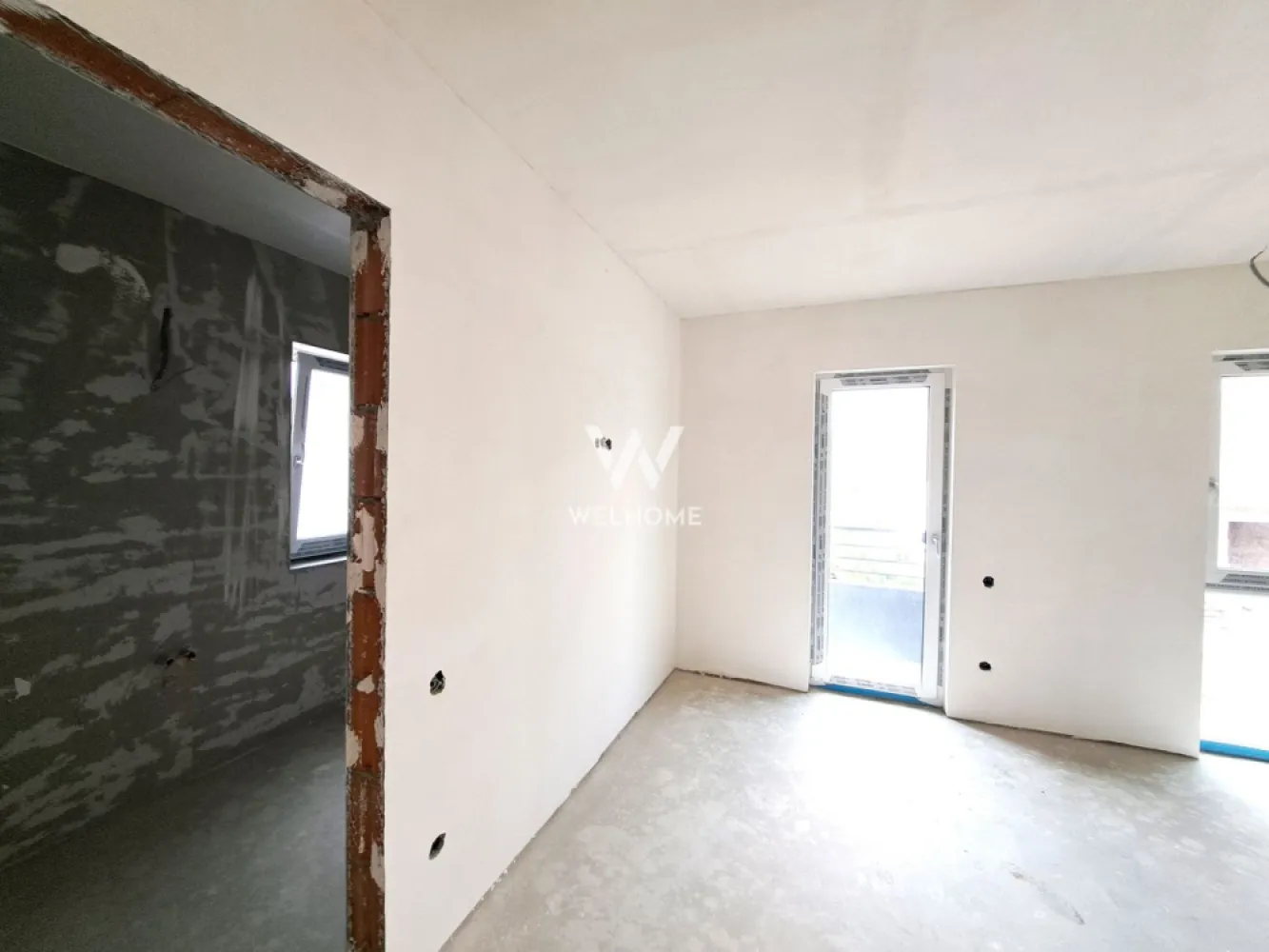 Casa Noua 4 camere, pivnita, terasa, 300 teren - Casa cu pivnita, 2 terase, curte - Sibiu, Calea Cisnadiei Zona rezidentiala noua - doar case - 3 km de Lidl Arhitectilor si la fel de Lidl Cisnadie !! Casa este nou construita, intabulata - se poate cumpara imediat !! Cuprinde 120 mp - parter si etaj + 2 terase si o pivnita, teren 300 mp La parter - hol cu spatiu garderoba, baie, living, bucatarie cu dinning si acces la terasa - 16 mp La etaj - dormitor matrimonial cu baie si balcon, hol, 2 dormitoare secundare si o baie Pivnita 20 mp, ideala pentru gospodari + 20 mp terasa acoperita Curtea gazduieste 2 auto, are pavaj si zona verde Casa are incalzire in pardoseala si pompa de caldura, geamuri termopan 3 foi sticla = confort si eficienta termica O casa buna, cu spatii generoase si priveliste frumoasa !! Acum poate fi a ta - De Craciun poti fi ACASA !! Pret vanzare 212.000 Euro