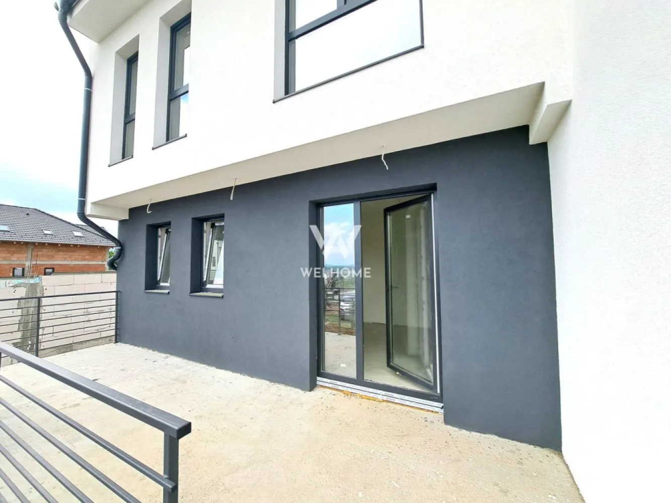 Casa Noua 4 camere, pivnita, terasa, 300 teren - Casa cu pivnita, 2 terase, curte - Sibiu, Calea Cisnadiei Zona rezidentiala noua - doar case - 3 km de Lidl Arhitectilor si la fel de Lidl Cisnadie !! Casa este nou construita, intabulata - se poate cumpara imediat !! Cuprinde 120 mp - parter si etaj + 2 terase si o pivnita, teren 300 mp La parter - hol cu spatiu garderoba, baie, living, bucatarie cu dinning si acces la terasa - 16 mp La etaj - dormitor matrimonial cu baie si balcon, hol, 2 dormitoare secundare si o baie Pivnita 20 mp, ideala pentru gospodari + 20 mp terasa acoperita Curtea gazduieste 2 auto, are pavaj si zona verde Casa are incalzire in pardoseala si pompa de caldura, geamuri termopan 3 foi sticla = confort si eficienta termica O casa buna, cu spatii generoase si priveliste frumoasa !! Acum poate fi a ta - De Craciun poti fi ACASA !! Pret vanzare 212.000 Euro