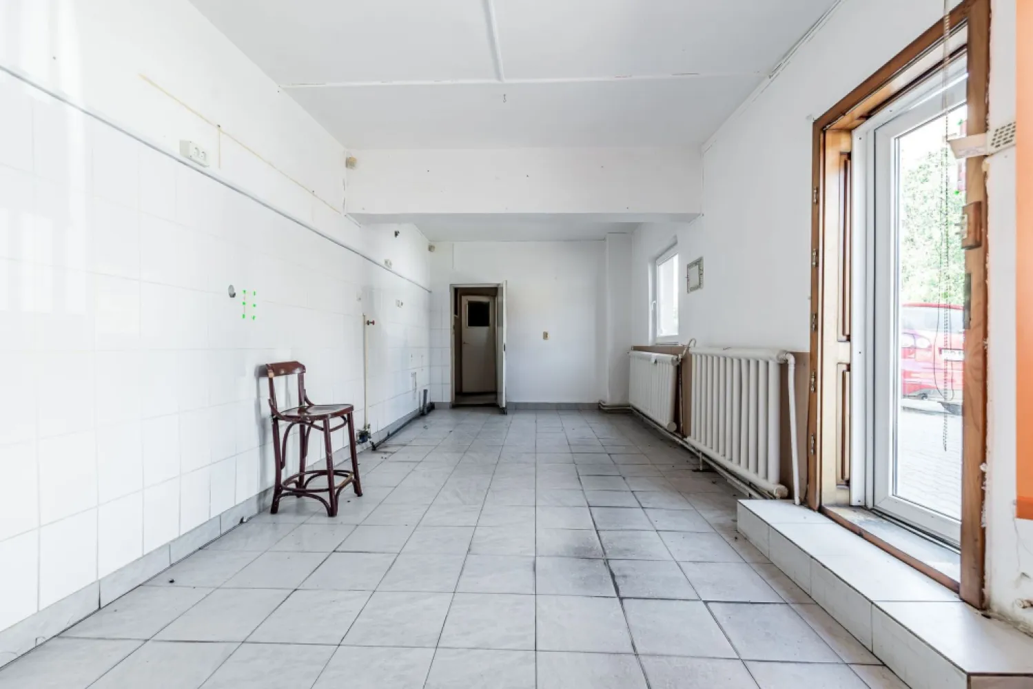 Casă individuală cu potențial comercial excelent in cartierul Vlaicu - Comision 0%
Vă ofer spre vânzare o proprietate cu o poziționare de excepție pe Strada Ștefan Luchian, într-una dintre cele mai circulate și comerciale zone ale cartierului Vlaicu. Amplasată la intersecția mai multor străzi importante, în apropierea unităților de învățământ și a arterei cu cea mai mare concentrare de magazine și spații comerciale din zonă, proprietatea beneficiază de un vad comercial excelent.

Casa este construită din cărămidă în anul 1972, are o suprafață construită de 224 mp și este amplasată pe un teren de 273 mp. Dispune de mai multe căi de acces, ceea ce permite utilizarea integrală a imobilului sau compartimentarea acestuia în mai multe spații comerciale independente, în funcție de necesități.

Proprietatea necesită renovare, oferind însă posibilitatea amenajării în funcție de specificul activității desfășurate. Este o alegere ideală pentru clinici medicale, cabinete, birouri, showroom-uri, saloane, magazine sau alte activități comerciale și de servicii.

📞 Pentru detalii și programarea unei vizionări:
Blaga Flavius – 0754467525 Consultant imobiliar acreditat APAIR (Asociația Profesională a Agenților Imobiliari din România)

Nu dispui de toată suma? Te ajutăm noi gratuit! Îți obținem oferte de la 16 bănci.
Ai o proprietate de vânzare în Arad și vrei să știi cât valorează cu adevărat?

Birou: ACASĂ | Agenție imobiliară Arad
Adresă: Bulevardul Decebal 2, Arad 310133
