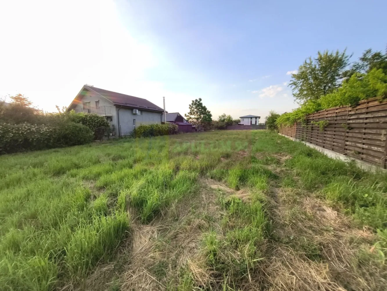 Teren cu acces facil la toate utilitățile lângă București - Vă propun spre cumpărare un teren foarte bun situat pe strada Pinului din localitatea 1 Decembrie, la 400ml de Supermarketul Lidl, cu acces facil la toate utilitățile (apă curentă, gaz, curent și canalizare) și la mijloace de transport în comun. Terenul este intravilan, este un teren amplasat între case, un teren cu un front stradal bun de 17,5 ml și cu o adâncime de 76ml. Această suprafață de teren de 1346 mp este optimă pentru 2-3 case individuale la curte sau pentru un proiect de case înșiruite. În vecinătatea terenului sunt case și vile noi, aici este deja formată o comunitate frumoasă, utilitățile sunt recent aduse și zona cunoaște deja o dezvoltare accelerată datorită facilităților, proximității față de oraș, de mijloacele de transport și accesului facil la centrele comerciale din zonă. Pentru mai multe detalii și programarea de vizionări nu ezitați să mă contactați. Daniel, Apulum94.