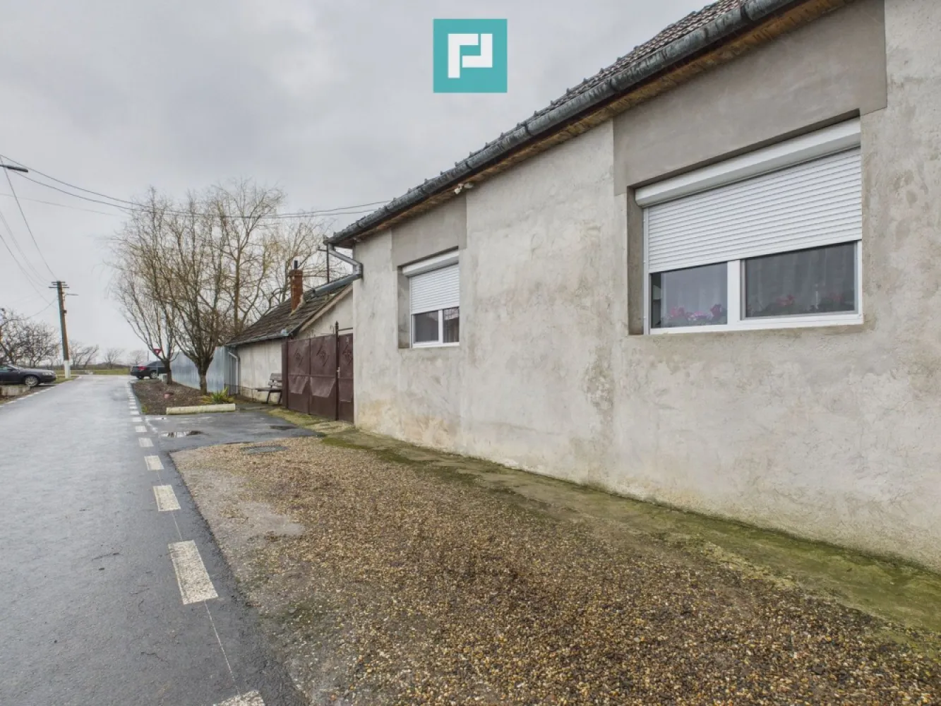 Casă cu 2 corpuri și 3 camere în Nădab - Vă propunem spre vânzare o proprietate situată în localitatea Nădab, într-o zonă liniștită, ideală pentru locuit.

Imobilul este compus din două corpuri separate, cu o suprafață utilă totală de 90 mp, compartimentate astfel:

Primul corp: bucătărie, dormitor și baie

Al doilea corp: două dormitoare și o debara ce poate fi transformată într-o a doua baie

Casa este construită din cărămidă și văiugă și se încadrează pentru achiziție prin credit ipotecar.
Corpul care include dormitoarele a fost recent renovat, iar întreaga locuință este dotată cu ferestre cu geam termopan.

Proprietatea se vinde complet mobilată și utilată, fiind gata pentru mutare imediată.

Utilități:

apă

canalizare

curent electric

gaz la poartă

Încălzirea se realizează în prezent prin teracote.

Proprietatea dispune de un teren generos de 1.356 mp, oferind multiple posibilități de amenajare sau extindere.

Localizare: Nădab, zonă liniștită, cu acces facil.

Contact agenți imobiliari:

Szekeres Carol
Telefon: 0729 966 649
Email: carol.szekeres@propertylab.ro

Cristina Șipea
Telefon: 0741 688 040
Email: cristina.sipea@propertylab.ro
CP2888986