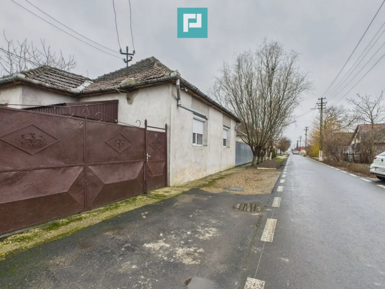 Casă cu 2 corpuri și 3 camere în Nădab - Vă propunem spre vânzare o proprietate situată în localitatea Nădab, într-o zonă liniștită, ideală pentru locuit.

Imobilul este compus din două corpuri separate, cu o suprafață utilă totală de 90 mp, compartimentate astfel:

Primul corp: bucătărie, dormitor și baie

Al doilea corp: două dormitoare și o debara ce poate fi transformată într-o a doua baie

Casa este construită din cărămidă și văiugă și se încadrează pentru achiziție prin credit ipotecar.
Corpul care include dormitoarele a fost recent renovat, iar întreaga locuință este dotată cu ferestre cu geam termopan.

Proprietatea se vinde complet mobilată și utilată, fiind gata pentru mutare imediată.

Utilități:

apă

canalizare

curent electric

gaz la poartă

Încălzirea se realizează în prezent prin teracote.

Proprietatea dispune de un teren generos de 1.356 mp, oferind multiple posibilități de amenajare sau extindere.

Localizare: Nădab, zonă liniștită, cu acces facil.

Contact agenți imobiliari:

Szekeres Carol
Telefon: 0729 966 649
Email: carol.szekeres@propertylab.ro

Cristina Șipea
Telefon: 0741 688 040
Email: cristina.sipea@propertylab.ro
CP2888986