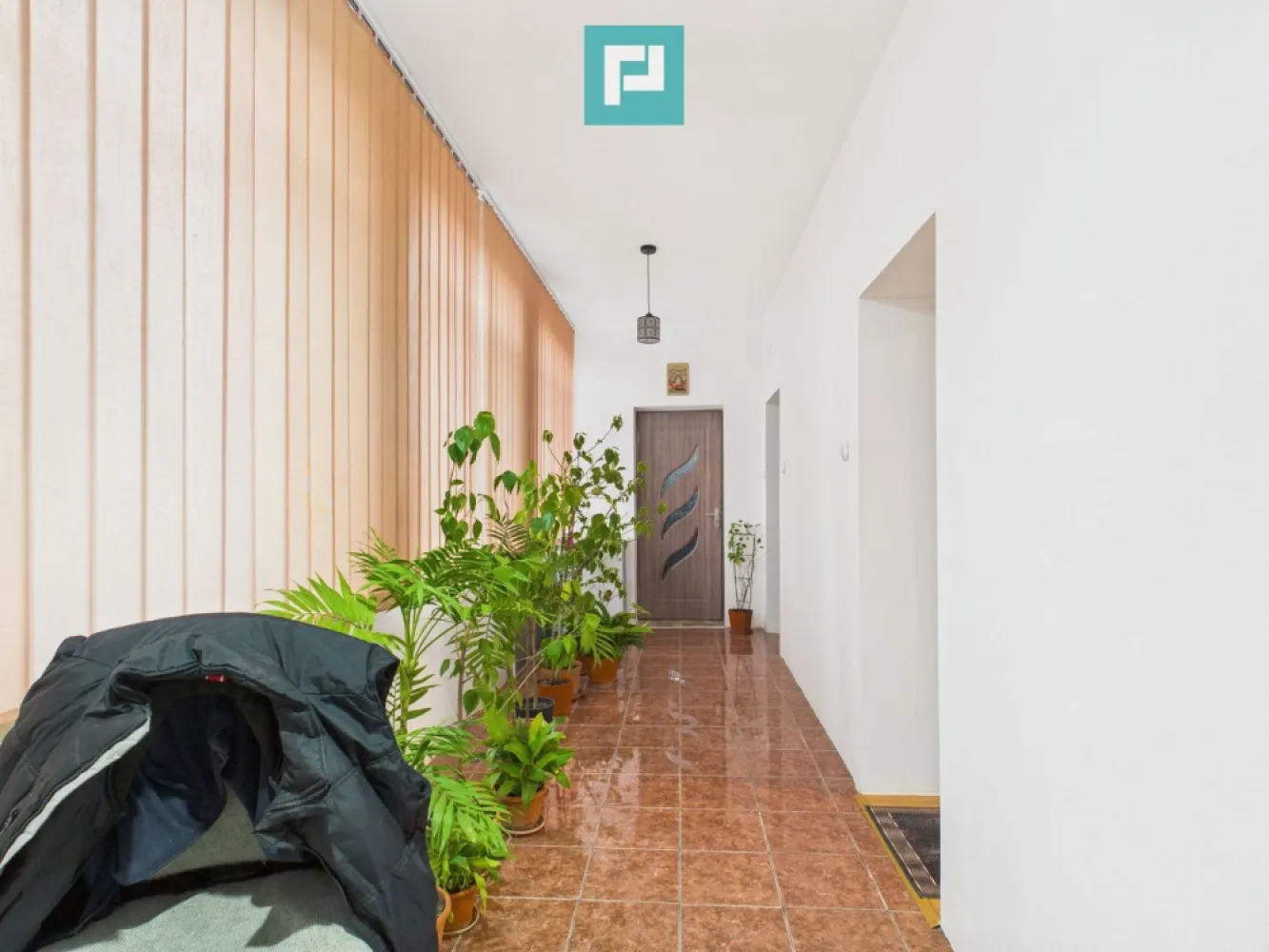 Casă cu 2 corpuri și 3 camere în Nădab - Vă propunem spre vânzare o proprietate situată în localitatea Nădab, într-o zonă liniștită, ideală pentru locuit.

Imobilul este compus din două corpuri separate, cu o suprafață utilă totală de 90 mp, compartimentate astfel:

Primul corp: bucătărie, dormitor și baie

Al doilea corp: două dormitoare și o debara ce poate fi transformată într-o a doua baie

Casa este construită din cărămidă și văiugă și se încadrează pentru achiziție prin credit ipotecar.
Corpul care include dormitoarele a fost recent renovat, iar întreaga locuință este dotată cu ferestre cu geam termopan.

Proprietatea se vinde complet mobilată și utilată, fiind gata pentru mutare imediată.

Utilități:

apă

canalizare

curent electric

gaz la poartă

Încălzirea se realizează în prezent prin teracote.

Proprietatea dispune de un teren generos de 1.356 mp, oferind multiple posibilități de amenajare sau extindere.

Localizare: Nădab, zonă liniștită, cu acces facil.

Contact agenți imobiliari:

Szekeres Carol
Telefon: 0729 966 649
Email: carol.szekeres@propertylab.ro

Cristina Șipea
Telefon: 0741 688 040
Email: cristina.sipea@propertylab.ro
CP2888986
