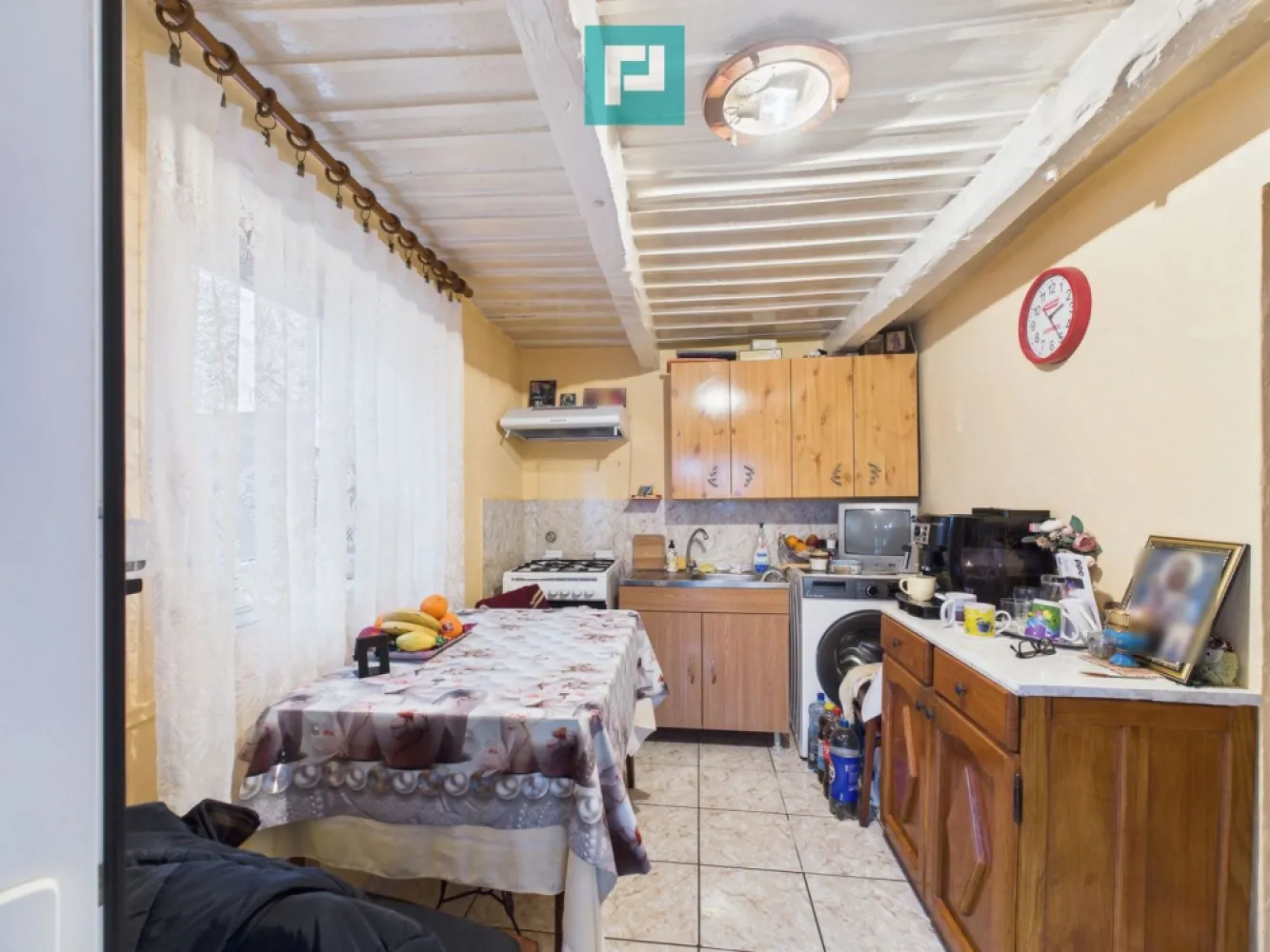 Casă cu 2 corpuri și 3 camere în Nădab - Vă propunem spre vânzare o proprietate situată în localitatea Nădab, într-o zonă liniștită, ideală pentru locuit.

Imobilul este compus din două corpuri separate, cu o suprafață utilă totală de 90 mp, compartimentate astfel:

Primul corp: bucătărie, dormitor și baie

Al doilea corp: două dormitoare și o debara ce poate fi transformată într-o a doua baie

Casa este construită din cărămidă și văiugă și se încadrează pentru achiziție prin credit ipotecar.
Corpul care include dormitoarele a fost recent renovat, iar întreaga locuință este dotată cu ferestre cu geam termopan.

Proprietatea se vinde complet mobilată și utilată, fiind gata pentru mutare imediată.

Utilități:

apă

canalizare

curent electric

gaz la poartă

Încălzirea se realizează în prezent prin teracote.

Proprietatea dispune de un teren generos de 1.356 mp, oferind multiple posibilități de amenajare sau extindere.

Localizare: Nădab, zonă liniștită, cu acces facil.

Contact agenți imobiliari:

Szekeres Carol
Telefon: 0729 966 649
Email: carol.szekeres@propertylab.ro

Cristina Șipea
Telefon: 0741 688 040
Email: cristina.sipea@propertylab.ro
CP2888986