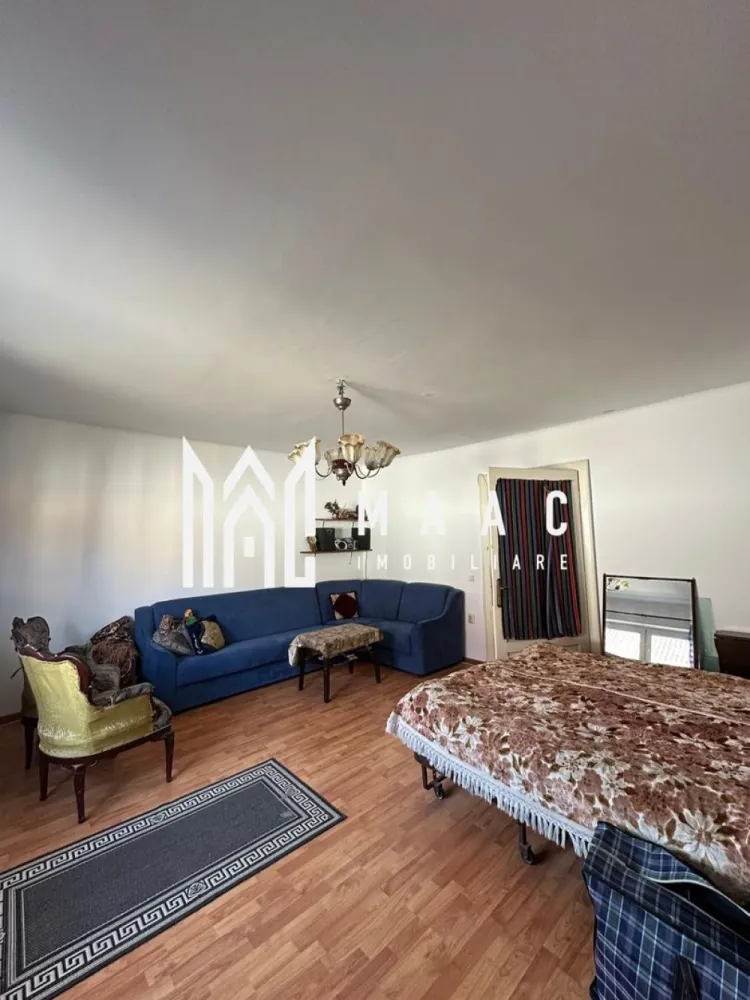 Casă individuală | 115 MPU | Central - MAAC Imobiliare vă oferă spre vânzare o casă individuală cu curte privată, remarcată prin compartimentarea practică și funcțională, ideală pentru o familie care își dorește spațiu bine organizat și intimitate, cât și pentru investiție.

Locuința este dispusă pe demisol și parter înalt, fiecare nivel fiind eficient structurat. Demisolul este complet decomandat, fiind compus din:

- Hol de acces generos.
- Două dormitoare spațioase.
- Baie dotată cu vană.

Astfel oferind un spațiu bine delimitat ce poate fi utilizat ca zonă de odihnă sau pentru camere destinate oaspeților.

Parterul înalt este organizat într-o compartimentare practică, incluzând: 

- Hol de acces spațios.
- Dormitor luminat, beneficiind de suprafețe vitrate generoase.
- Bucătărie utilată și mobilată. 

Din bucătărie se face accesul către cămară, un spațiu util pentru depozitare, de unde există și acces către pod, care este predispus pentru amenajarea unei mansarde sau depozitare suplimentară.

Proprietatea beneficiază de curte privată, iar în curte se află și o anexă dotată cu utilități, ce poate fi utilizată ca bucătărie de vară, spațiu de depozitare sau magazie, oferind un plus de funcționalitate gospodăriei.

Datorită compartimentării eficiente și a spațiilor bine definite, această proprietate reprezintă o opțiune potrivită pentru cei care caută o locuință individuală practică, cu curte proprie și multiple posibilități de utilizare. 

Pentru mai multe detalii, specificați CP2968414.