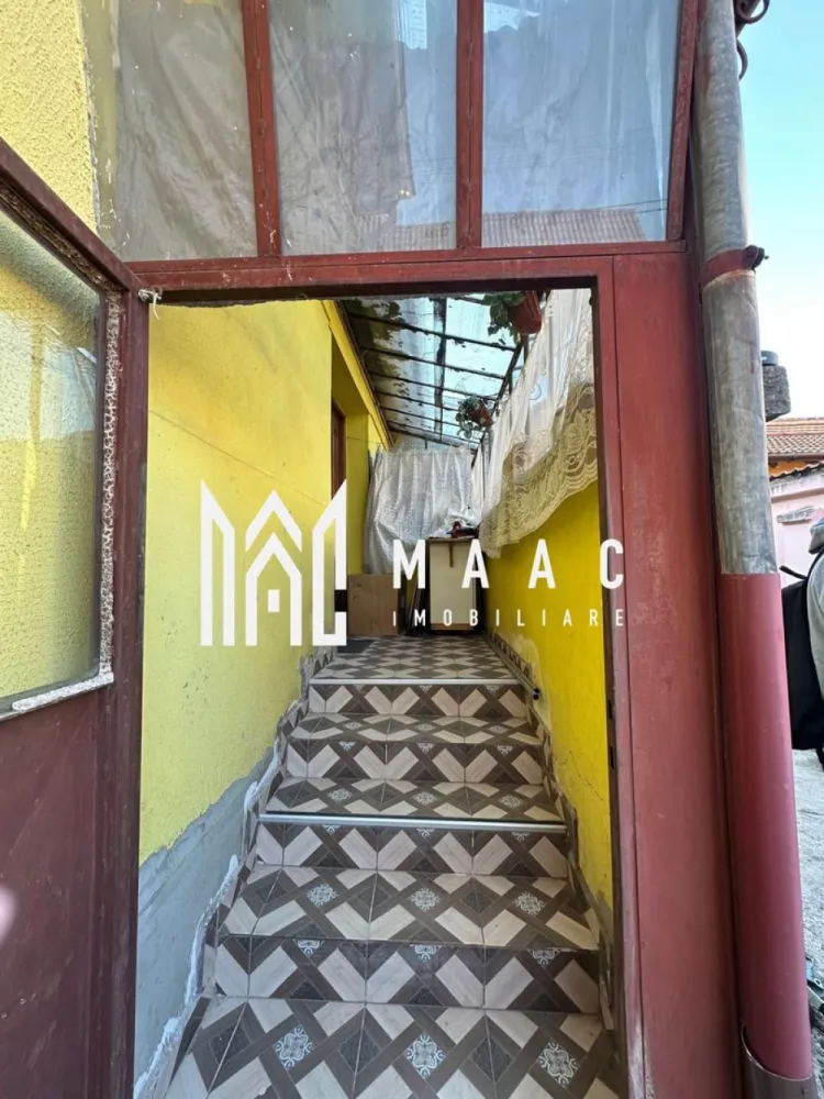 Casă individuală | 115 MPU | Central - MAAC Imobiliare vă oferă spre vânzare o casă individuală cu curte privată, remarcată prin compartimentarea practică și funcțională, ideală pentru o familie care își dorește spațiu bine organizat și intimitate, cât și pentru investiție.

Locuința este dispusă pe demisol și parter înalt, fiecare nivel fiind eficient structurat. Demisolul este complet decomandat, fiind compus din:

- Hol de acces generos.
- Două dormitoare spațioase.
- Baie dotată cu vană.

Astfel oferind un spațiu bine delimitat ce poate fi utilizat ca zonă de odihnă sau pentru camere destinate oaspeților.

Parterul înalt este organizat într-o compartimentare practică, incluzând: 

- Hol de acces spațios.
- Dormitor luminat, beneficiind de suprafețe vitrate generoase.
- Bucătărie utilată și mobilată. 

Din bucătărie se face accesul către cămară, un spațiu util pentru depozitare, de unde există și acces către pod, care este predispus pentru amenajarea unei mansarde sau depozitare suplimentară.

Proprietatea beneficiază de curte privată, iar în curte se află și o anexă dotată cu utilități, ce poate fi utilizată ca bucătărie de vară, spațiu de depozitare sau magazie, oferind un plus de funcționalitate gospodăriei.

Datorită compartimentării eficiente și a spațiilor bine definite, această proprietate reprezintă o opțiune potrivită pentru cei care caută o locuință individuală practică, cu curte proprie și multiple posibilități de utilizare. 

Pentru mai multe detalii, specificați CP2968414.