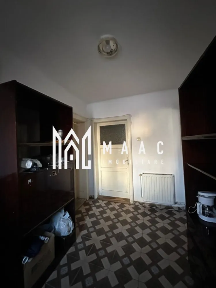Casă individuală | 115 MPU | Central - MAAC Imobiliare vă oferă spre vânzare o casă individuală cu curte privată, remarcată prin compartimentarea practică și funcțională, ideală pentru o familie care își dorește spațiu bine organizat și intimitate, cât și pentru investiție.

Locuința este dispusă pe demisol și parter înalt, fiecare nivel fiind eficient structurat. Demisolul este complet decomandat, fiind compus din:

- Hol de acces generos.
- Două dormitoare spațioase.
- Baie dotată cu vană.

Astfel oferind un spațiu bine delimitat ce poate fi utilizat ca zonă de odihnă sau pentru camere destinate oaspeților.

Parterul înalt este organizat într-o compartimentare practică, incluzând: 

- Hol de acces spațios.
- Dormitor luminat, beneficiind de suprafețe vitrate generoase.
- Bucătărie utilată și mobilată. 

Din bucătărie se face accesul către cămară, un spațiu util pentru depozitare, de unde există și acces către pod, care este predispus pentru amenajarea unei mansarde sau depozitare suplimentară.

Proprietatea beneficiază de curte privată, iar în curte se află și o anexă dotată cu utilități, ce poate fi utilizată ca bucătărie de vară, spațiu de depozitare sau magazie, oferind un plus de funcționalitate gospodăriei.

Datorită compartimentării eficiente și a spațiilor bine definite, această proprietate reprezintă o opțiune potrivită pentru cei care caută o locuință individuală practică, cu curte proprie și multiple posibilități de utilizare. 

Pentru mai multe detalii, specificați CP2968414.