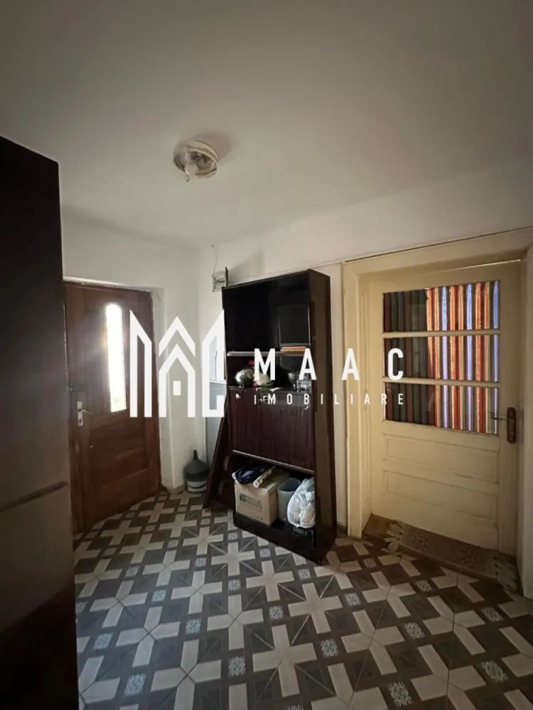 Casă individuală | 115 MPU | Central - MAAC Imobiliare vă oferă spre vânzare o casă individuală cu curte privată, remarcată prin compartimentarea practică și funcțională, ideală pentru o familie care își dorește spațiu bine organizat și intimitate, cât și pentru investiție.

Locuința este dispusă pe demisol și parter înalt, fiecare nivel fiind eficient structurat. Demisolul este complet decomandat, fiind compus din:

- Hol de acces generos.
- Două dormitoare spațioase.
- Baie dotată cu vană.

Astfel oferind un spațiu bine delimitat ce poate fi utilizat ca zonă de odihnă sau pentru camere destinate oaspeților.

Parterul înalt este organizat într-o compartimentare practică, incluzând: 

- Hol de acces spațios.
- Dormitor luminat, beneficiind de suprafețe vitrate generoase.
- Bucătărie utilată și mobilată. 

Din bucătărie se face accesul către cămară, un spațiu util pentru depozitare, de unde există și acces către pod, care este predispus pentru amenajarea unei mansarde sau depozitare suplimentară.

Proprietatea beneficiază de curte privată, iar în curte se află și o anexă dotată cu utilități, ce poate fi utilizată ca bucătărie de vară, spațiu de depozitare sau magazie, oferind un plus de funcționalitate gospodăriei.

Datorită compartimentării eficiente și a spațiilor bine definite, această proprietate reprezintă o opțiune potrivită pentru cei care caută o locuință individuală practică, cu curte proprie și multiple posibilități de utilizare. 

Pentru mai multe detalii, specificați CP2968414.