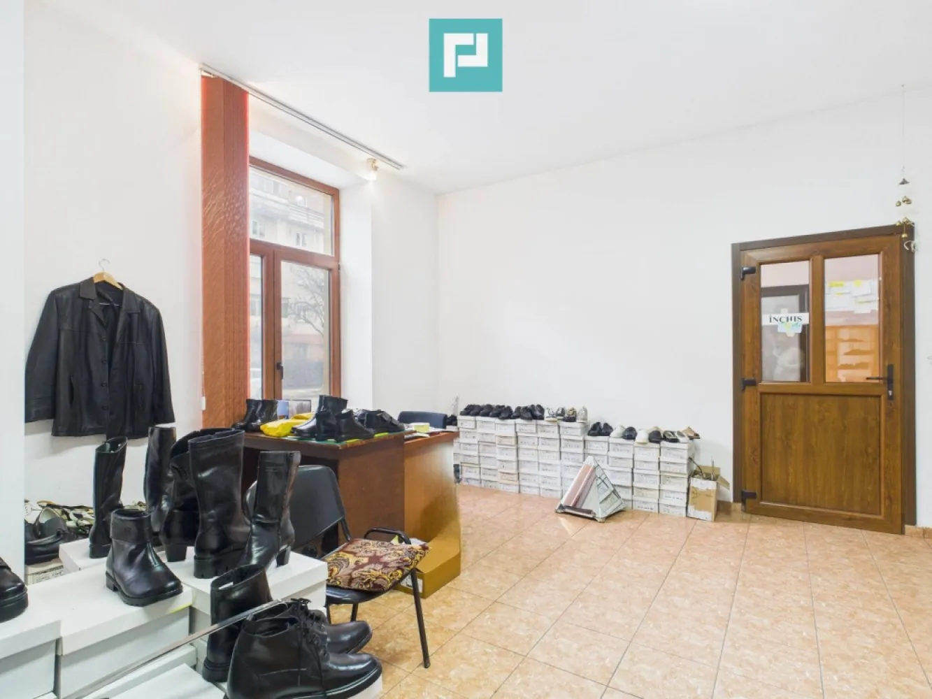 Spațiu comercial, 51 mp, Fabric - Propunem spre închiriere un spațiu comercial cu suprafața de 51 mp, situat în zona Fabric, într-o locație cu vizibilitate bună și trafic pietonal.
Spațiul beneficiază de acces direct din stradă cu ferestre mari către stradă, fiind ideal pentru activități comerciale, de birou, cabinet, showroom, servicii etc. 

Compartimentare actuală:

- 2 încăperi semidecomandate
- chicinetă
- spațiul va beneficia de baie proprie, amenajarea acesteia fiind programată până la începutul lunii mai
Spațiul permite reconfigurare în funcție de necesitățile chiriașului

Vecinătăți și facilități:

- Lidl
- Fabrica de Bere
- Piața Traian
- Casa Județeană de Pensii
- acces facil la mijloacele de transport în comun

Spațiul oferă flexibilitate, vizibilitate și acces rapid către puncte importante ale zonei și către centrul orașului. 

Pentru mai multe informații sau programarea unei vizionări, nu ezitați să mă contactați:

Eugenia Oancea: 0744 549 059
eugenia.oancea@propertylab.ro
CP2886511