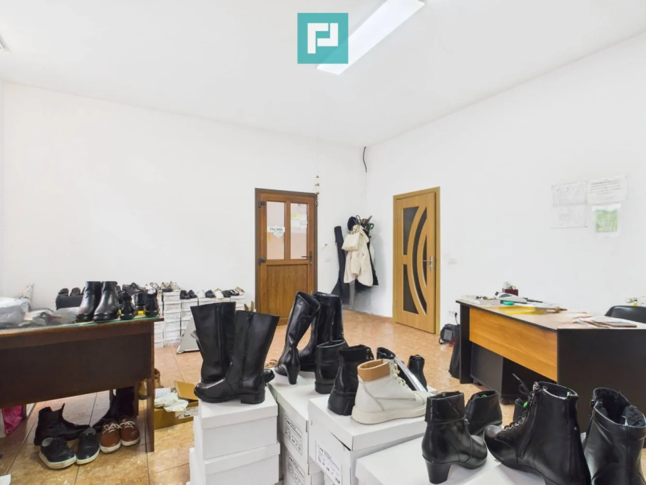 Spațiu comercial, 51 mp, Fabric - Propunem spre închiriere un spațiu comercial cu suprafața de 51 mp, situat în zona Fabric, într-o locație cu vizibilitate bună și trafic pietonal.
Spațiul beneficiază de acces direct din stradă cu ferestre mari către stradă, fiind ideal pentru activități comerciale, de birou, cabinet, showroom, servicii etc. 

Compartimentare actuală:

- 2 încăperi semidecomandate
- chicinetă
- spațiul va beneficia de baie proprie, amenajarea acesteia fiind programată până la începutul lunii mai
Spațiul permite reconfigurare în funcție de necesitățile chiriașului

Vecinătăți și facilități:

- Lidl
- Fabrica de Bere
- Piața Traian
- Casa Județeană de Pensii
- acces facil la mijloacele de transport în comun

Spațiul oferă flexibilitate, vizibilitate și acces rapid către puncte importante ale zonei și către centrul orașului. 

Pentru mai multe informații sau programarea unei vizionări, nu ezitați să mă contactați:

Eugenia Oancea: 0744 549 059
eugenia.oancea@propertylab.ro
CP2886511