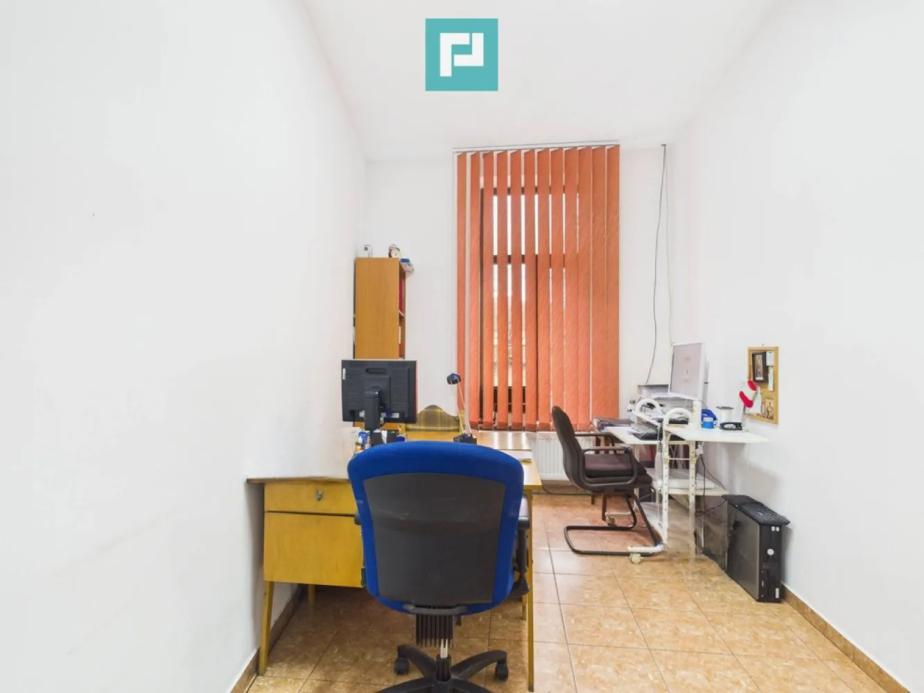 Spațiu comercial, 51 mp, Fabric - Propunem spre închiriere un spațiu comercial cu suprafața de 51 mp, situat în zona Fabric, într-o locație cu vizibilitate bună și trafic pietonal.
Spațiul beneficiază de acces direct din stradă cu ferestre mari către stradă, fiind ideal pentru activități comerciale, de birou, cabinet, showroom, servicii etc. 

Compartimentare actuală:

- 2 încăperi semidecomandate
- chicinetă
- spațiul va beneficia de baie proprie, amenajarea acesteia fiind programată până la începutul lunii mai
Spațiul permite reconfigurare în funcție de necesitățile chiriașului

Vecinătăți și facilități:

- Lidl
- Fabrica de Bere
- Piața Traian
- Casa Județeană de Pensii
- acces facil la mijloacele de transport în comun

Spațiul oferă flexibilitate, vizibilitate și acces rapid către puncte importante ale zonei și către centrul orașului. 

Pentru mai multe informații sau programarea unei vizionări, nu ezitați să mă contactați:

Eugenia Oancea: 0744 549 059
eugenia.oancea@propertylab.ro
CP2886511