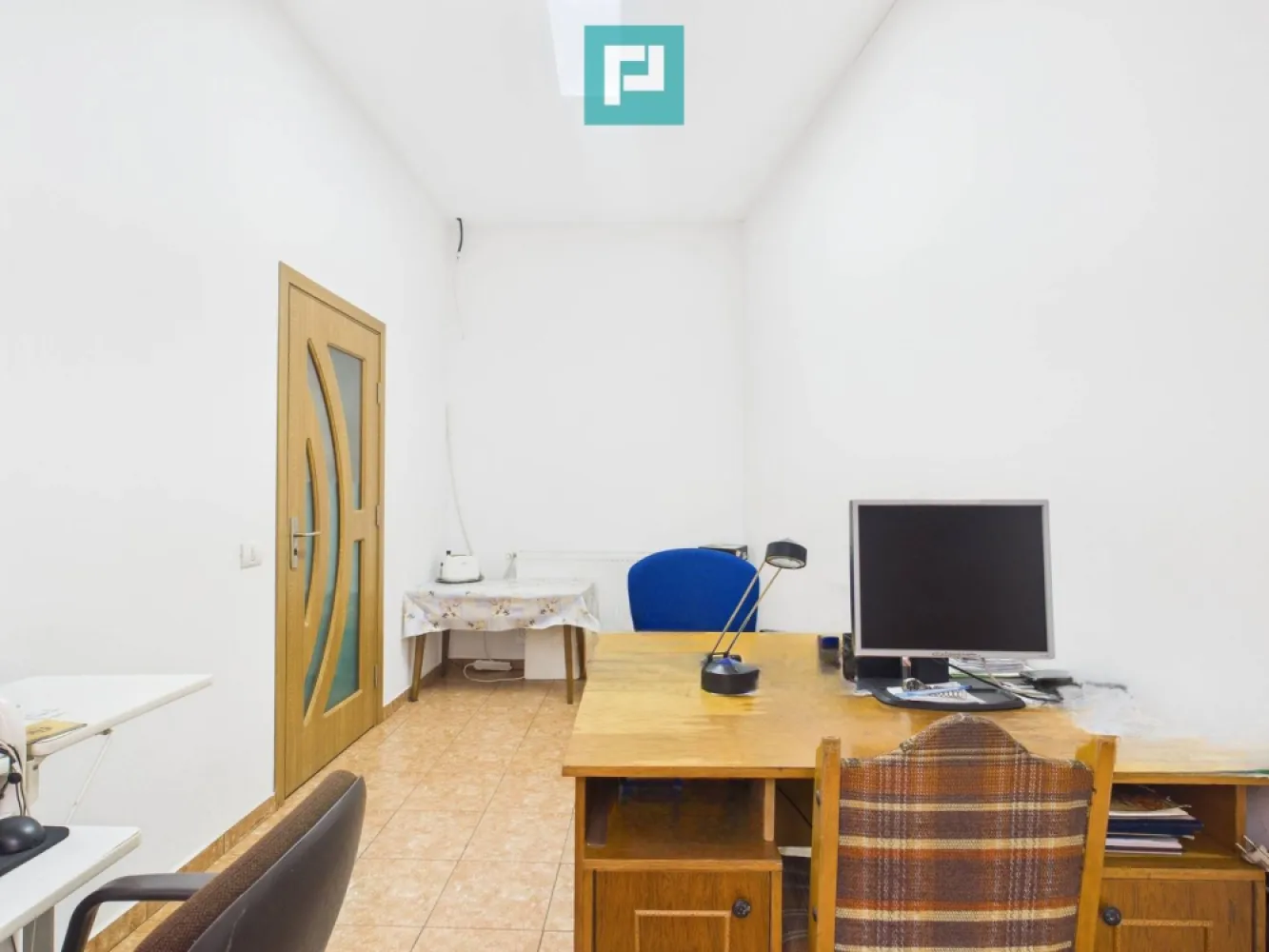Spațiu comercial, 51 mp, Fabric - Propunem spre închiriere un spațiu comercial cu suprafața de 51 mp, situat în zona Fabric, într-o locație cu vizibilitate bună și trafic pietonal.
Spațiul beneficiază de acces direct din stradă cu ferestre mari către stradă, fiind ideal pentru activități comerciale, de birou, cabinet, showroom, servicii etc. 

Compartimentare actuală:

- 2 încăperi semidecomandate
- chicinetă
- spațiul va beneficia de baie proprie, amenajarea acesteia fiind programată până la începutul lunii mai
Spațiul permite reconfigurare în funcție de necesitățile chiriașului

Vecinătăți și facilități:

- Lidl
- Fabrica de Bere
- Piața Traian
- Casa Județeană de Pensii
- acces facil la mijloacele de transport în comun

Spațiul oferă flexibilitate, vizibilitate și acces rapid către puncte importante ale zonei și către centrul orașului. 

Pentru mai multe informații sau programarea unei vizionări, nu ezitați să mă contactați:

Eugenia Oancea: 0744 549 059
eugenia.oancea@propertylab.ro
CP2886511
