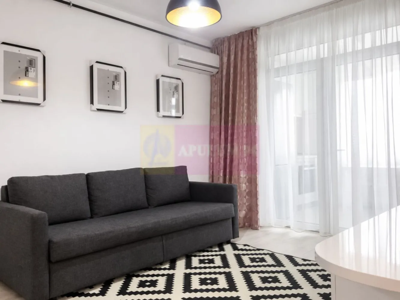 Apartament 2 camere Viva Residence, mobilat complet, aproape de metrou - Disponibil de la 1 August 2026.
Apartament 2 camere semidecomandat, 48 mp, etaj 5/9 cu lift, în Viva Residence, sector 4, Drumul Binelui. La 5 min de metrou Aparatorii Patriei, aproape de Sun Plaza și Grand Arena.

Dotări:

-Bucătărie separată: frigider, aragaz, hotă, cuptor
-Mașină de spălat rufe
-2 aparate AC (în ambele camere)
-TV, internet , interfon
-Centrală proprie, apometre
-Geamuri termopan, parchet, gresie, faianță
-Baie cu cadă

Detalii:
- Pet friendly ( se achita 2 luni garantie )
- Loc parcare: 50 €/lună (opțional)
- Contract minim 12 luni
Preț: 450 €/lună
Garanție: 2 luni chirie (1 lună garantie se poate plati in 2 transe )
Avans: 1 lună chirie
Onorariu Agentie 0

Sună pentru vizionare!