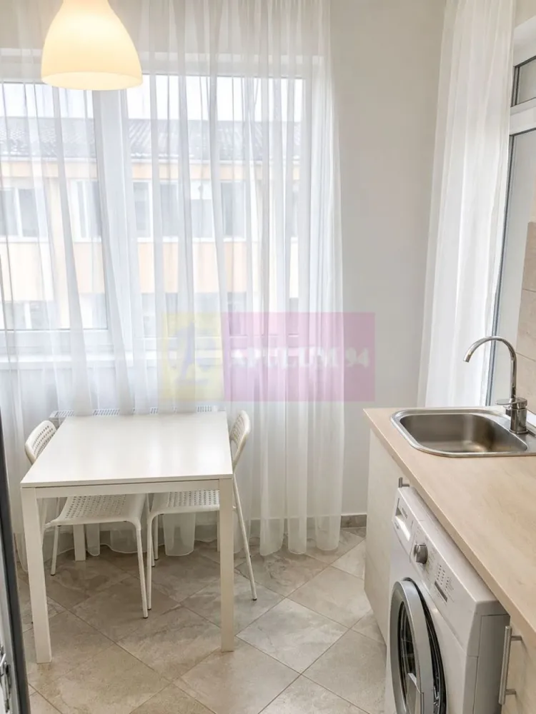 Apartament 2 camere Viva Residence, mobilat complet, aproape de metrou - Disponibil de la 1 August 2026.
Apartament 2 camere semidecomandat, 48 mp, etaj 5/9 cu lift, în Viva Residence, sector 4, Drumul Binelui. La 5 min de metrou Aparatorii Patriei, aproape de Sun Plaza și Grand Arena.

Dotări:

-Bucătărie separată: frigider, aragaz, hotă, cuptor
-Mașină de spălat rufe
-2 aparate AC (în ambele camere)
-TV, internet , interfon
-Centrală proprie, apometre
-Geamuri termopan, parchet, gresie, faianță
-Baie cu cadă

Detalii:
- Pet friendly ( se achita 2 luni garantie )
- Loc parcare: 50 €/lună (opțional)
- Contract minim 12 luni
Preț: 450 €/lună
Garanție: 2 luni chirie (1 lună garantie se poate plati in 2 transe )
Avans: 1 lună chirie
Onorariu Agentie 0

Sună pentru vizionare!