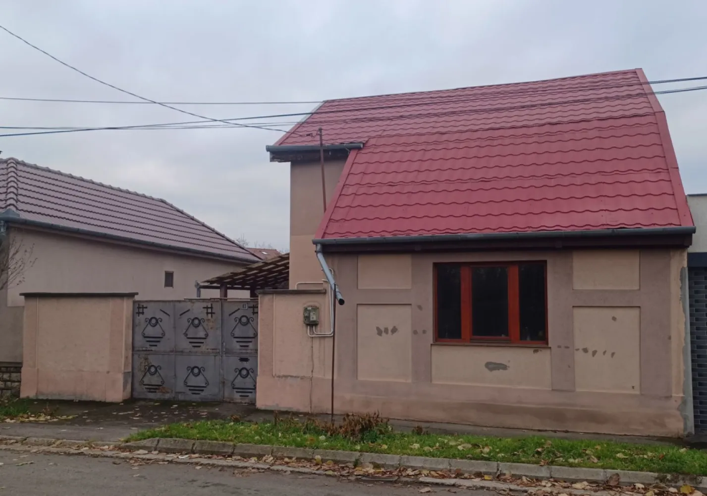 Casă, singur în curte, 500 mp, Muntele Găina. 160 000 E. Comision 0. - De vânzare: casă, singur în curte, teren 500 mp, Muntele Găina, Oradea. 160.000 € (negociabil). Comision 0.

Casa este construită din cărămidă, fundație cărămidă, având toate utilitățile (apă, energie, canalizare, gaz). În curte se mai află câteva anexe (garaj, magazii) care pot fi demolate. Întreaga proprietate necesită renovare.

Suprafață utilă casă: 92 mp 
Suprafață utilă anexe: 84 mp 
Suprafață teren: 500 mp 
Front stradal: 14 ml 

Contact: 0751 254 234 - Flavius Bunoiu