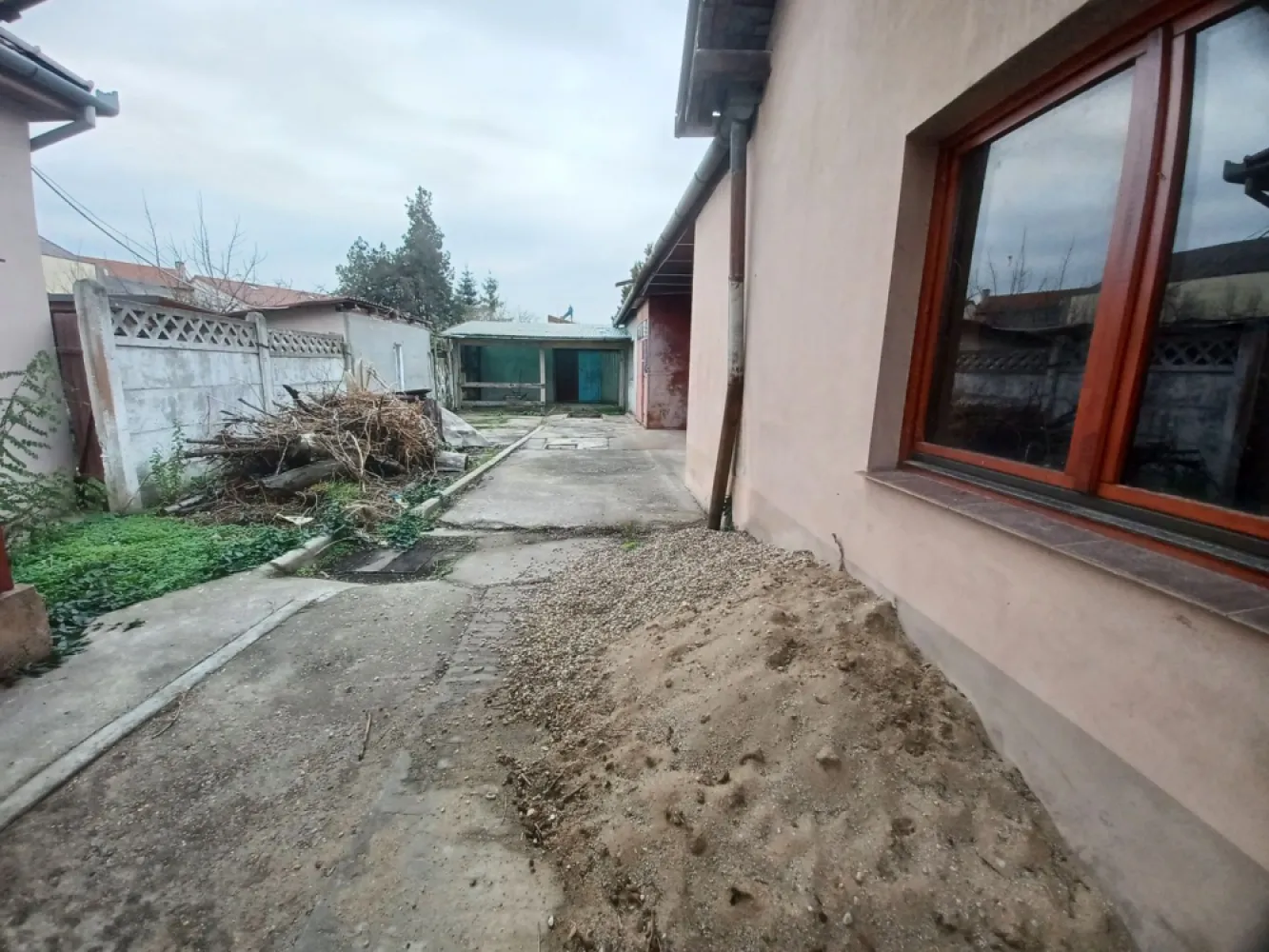 Casă, singur în curte, 500 mp, Muntele Găina. 160 000 E. Comision 0. - De vânzare: casă, singur în curte, teren 500 mp, Muntele Găina, Oradea. 160.000 € (negociabil). Comision 0.

Casa este construită din cărămidă, fundație cărămidă, având toate utilitățile (apă, energie, canalizare, gaz). În curte se mai află câteva anexe (garaj, magazii) care pot fi demolate. Întreaga proprietate necesită renovare.

Suprafață utilă casă: 92 mp 
Suprafață utilă anexe: 84 mp 
Suprafață teren: 500 mp 
Front stradal: 14 ml 

Contact: 0751 254 234 - Flavius Bunoiu