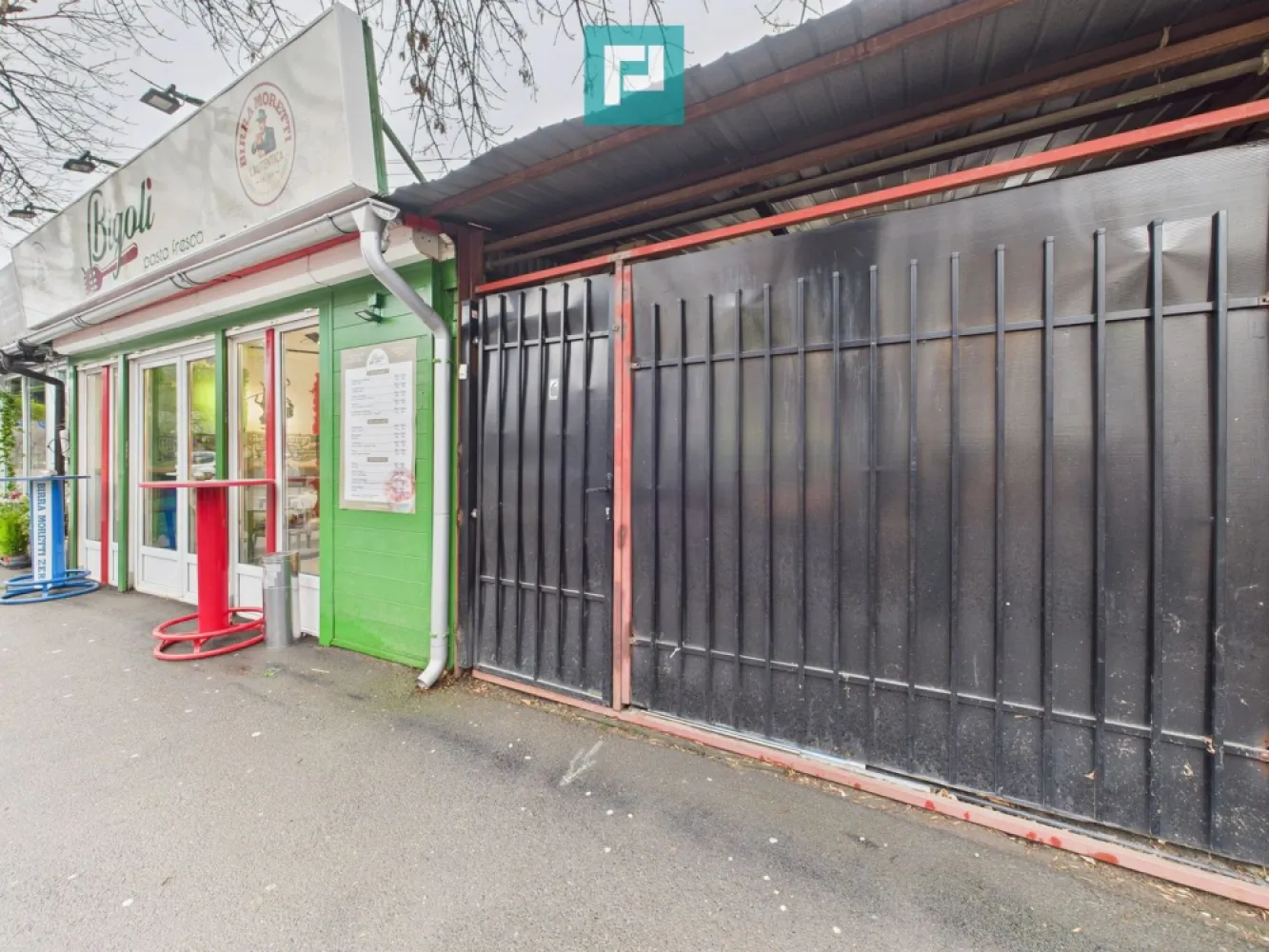 Proprietate cu potențial excepțional de investiție - Proprietate cu potențial excepțional de investiție

Situată într-una dintre cele mai dinamice și apreciate zone din nordul Bucureștiului, această proprietate reprezintă o oportunitate rară pentru investiție sau reconversie.

Imobilul are o suprafață utilă de 116 mp, dispusă pe două niveluri, și beneficiază de un mic spațiu comercial amplasat la stradă, în prezent închiriat, generând astfel venit lunar constant.

Deși construcția nu impresionează prin design, valoarea reală a proprietății este dată de:

amplasarea excelentă, pe Șoseaua Pipera, la câteva minute de Barbu Văcărescu, Floreasca, Herăstrău și Aviatorilor;

vizibilitatea ridicată și accesul direct din stradă, ideale pentru un viitor sediu de firmă, birou sau locuință urbană;

potențialul de dezvoltare, într-o zonă în continuă creștere imobiliară.

Suprafețe:

Suprafață utilă casă: 116 mp

Suprafață spațiu comercial: 23.19 mp

Suprafață teren: 184 mp

Încălzirea se realizează prin sobe, oferind flexibilitate pentru modernizare în funcție de preferințele viitorului proprietar.
Curtea, deși compactă, completează spațiul printr-o zonă exterioară funcțională și ușor de întreținut.

Această proprietate se adresează investitorilor care caută un amplasament strategic, cu vizibilitate excelentă și potențial de dezvoltare într-una dintre cele mai reprezentative artere ale Bucureștiului.

Pentru mai multe detalii sau pentru programarea unei vizionări:
Emanuel Ghereben - Consultant imobiliar PropertyLab
0755814751
emanuel.ghereben@propertylab.ro

CP2879481