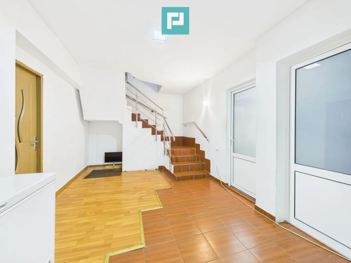 Proprietate cu potențial excepțional de investiție - Proprietate cu potențial excepțional de investiție

Situată într-una dintre cele mai dinamice și apreciate zone din nordul Bucureștiului, această proprietate reprezintă o oportunitate rară pentru investiție sau reconversie.

Imobilul are o suprafață utilă de 116 mp, dispusă pe două niveluri, și beneficiază de un mic spațiu comercial amplasat la stradă, în prezent închiriat, generând astfel venit lunar constant.

Deși construcția nu impresionează prin design, valoarea reală a proprietății este dată de:

amplasarea excelentă, pe Șoseaua Pipera, la câteva minute de Barbu Văcărescu, Floreasca, Herăstrău și Aviatorilor;

vizibilitatea ridicată și accesul direct din stradă, ideale pentru un viitor sediu de firmă, birou sau locuință urbană;

potențialul de dezvoltare, într-o zonă în continuă creștere imobiliară.

Suprafețe:

Suprafață utilă casă: 116 mp

Suprafață spațiu comercial: 23.19 mp

Suprafață teren: 184 mp

Încălzirea se realizează prin sobe, oferind flexibilitate pentru modernizare în funcție de preferințele viitorului proprietar.
Curtea, deși compactă, completează spațiul printr-o zonă exterioară funcțională și ușor de întreținut.

Această proprietate se adresează investitorilor care caută un amplasament strategic, cu vizibilitate excelentă și potențial de dezvoltare într-una dintre cele mai reprezentative artere ale Bucureștiului.

Pentru mai multe detalii sau pentru programarea unei vizionări:
Emanuel Ghereben - Consultant imobiliar PropertyLab
0755814751
emanuel.ghereben@propertylab.ro

CP2879481